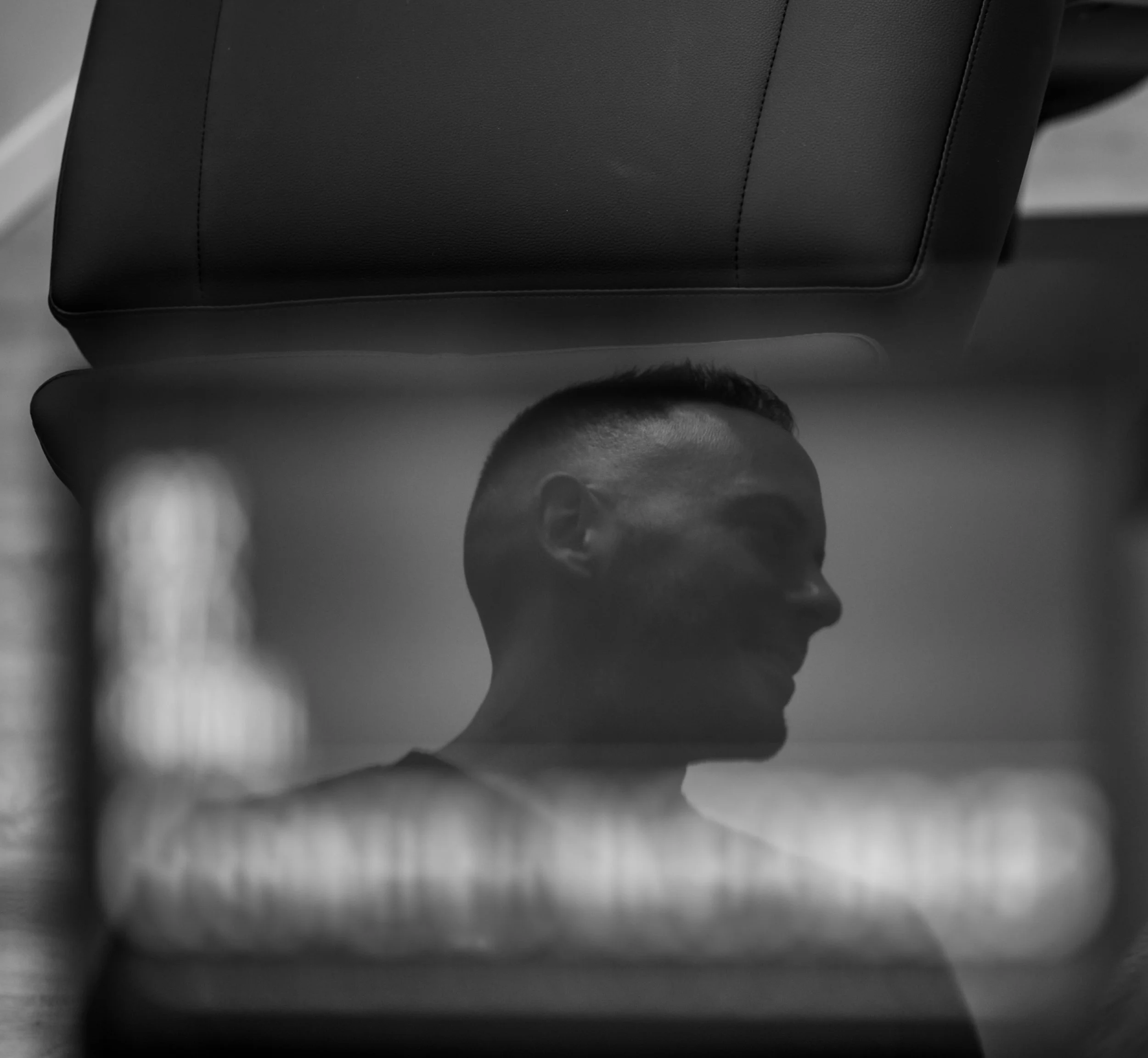 Gertjan, behandelaar bij CliniQ InjectiQ in Heerlen, in zijaanzicht met reflectie, symbool voor persoonlijke en doordachte cosmetische zorg