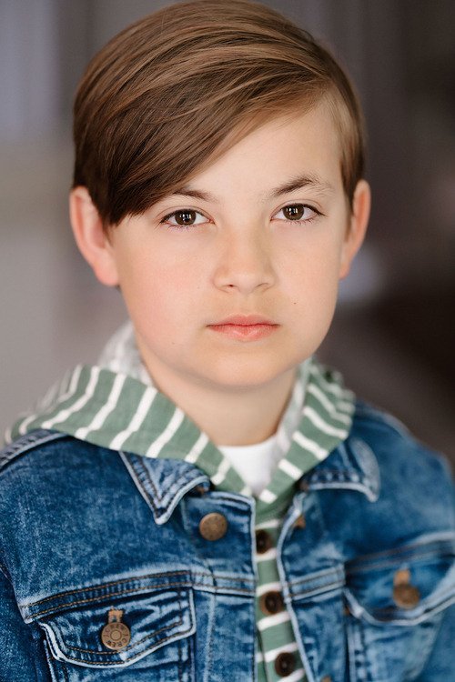 PORTER SCANLON BARRY BORNSETIN Porter is a 12-year-old actor with a passion for both stage and screen. He has appeared in numerous community and youth theatre productions, and his regional theatre credits include Mary Poppins (Legacy Theatre),