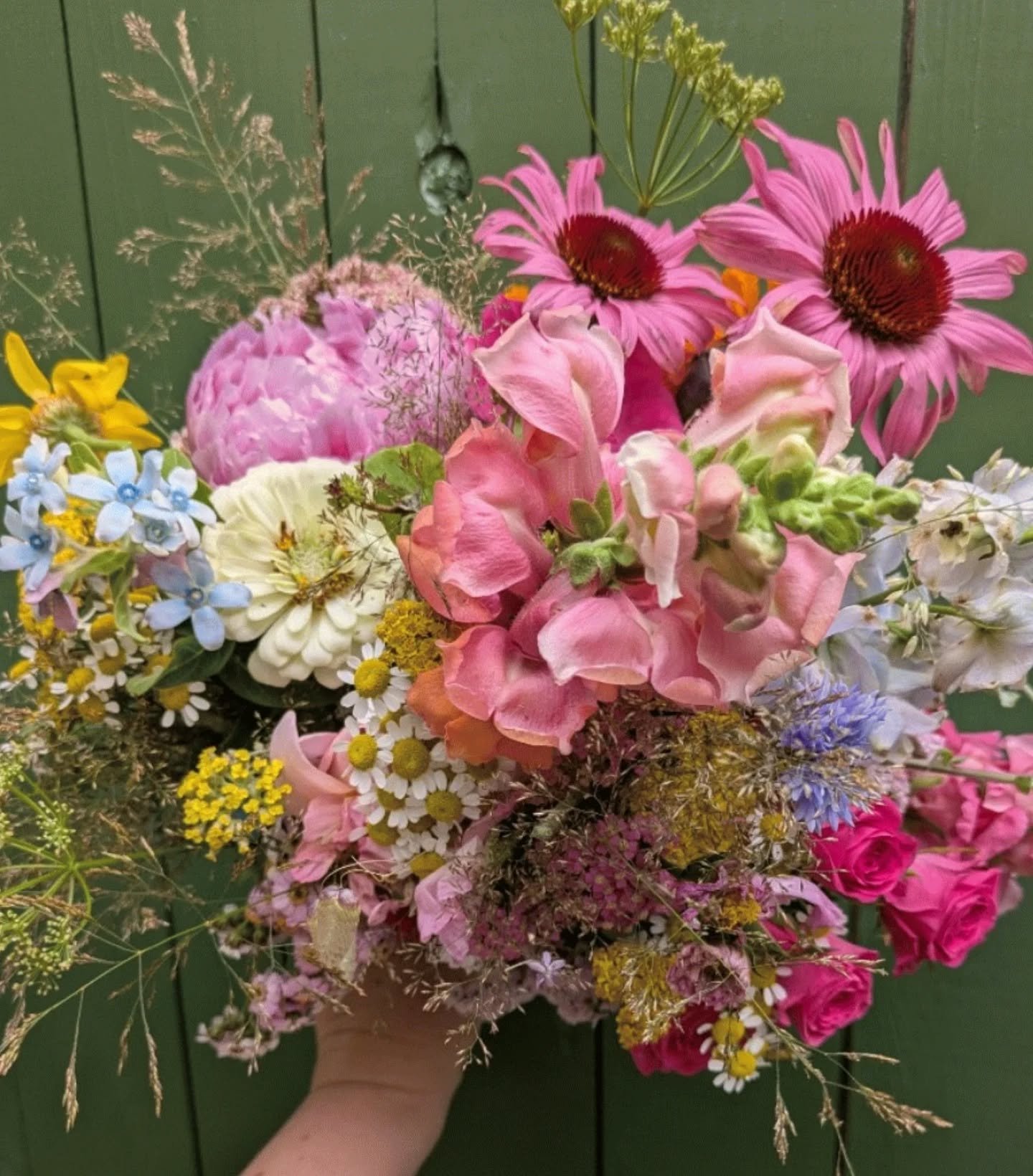 Another of the stunning bouquets that I've pressed this week. It's a genuine pleasure to work with such beautiful flowers.  Colourful blooms like these, always press so well. Flowers by Elizabeth at @bothyblooms
Still a few spaces left for July and A