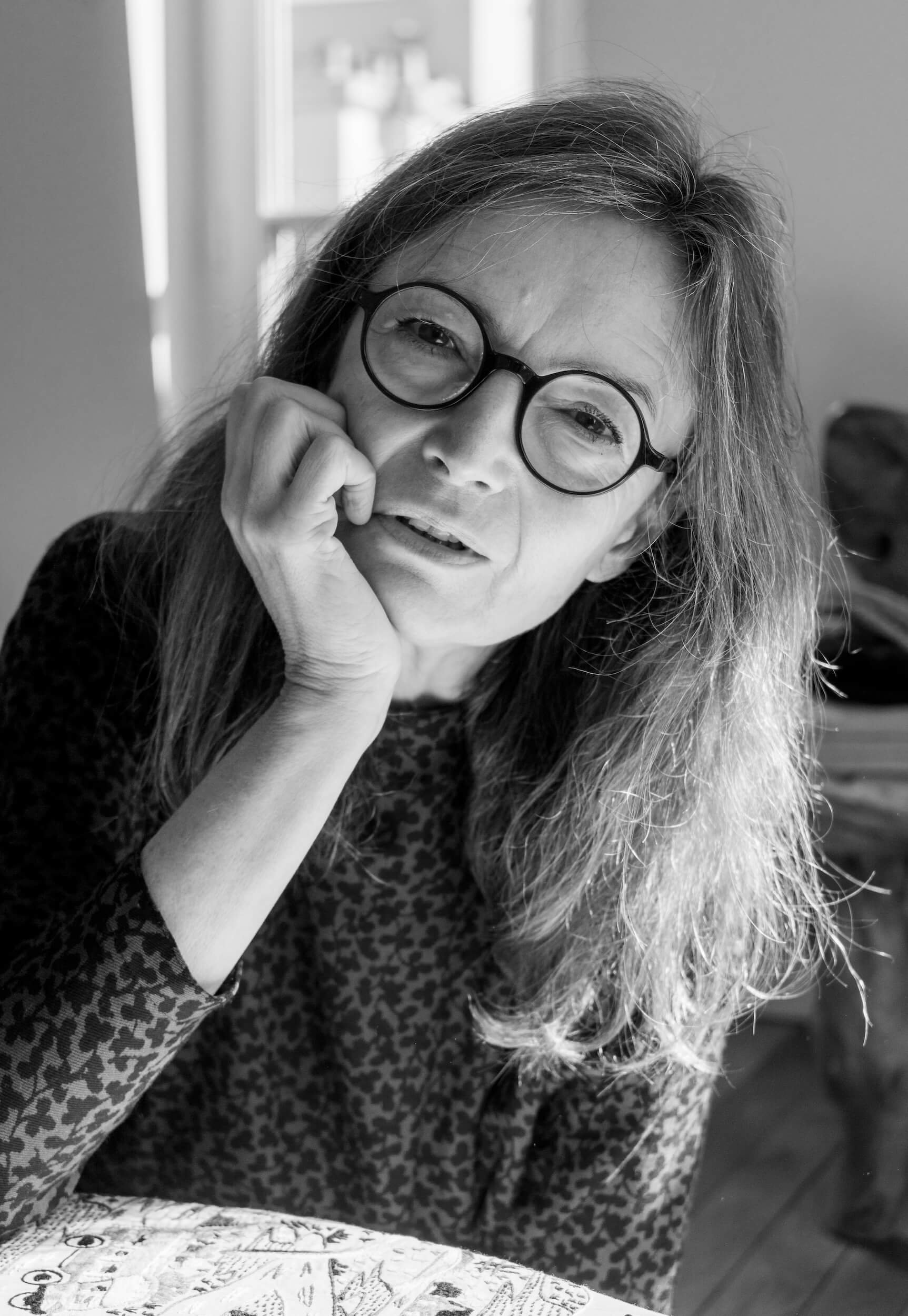 Amélie Rouyer, artiste-artisane spécialisée dans la réparation de vêtements, l'animation d'ateliers de broderie réparatrice et la conception de projets artistiques collectifs.