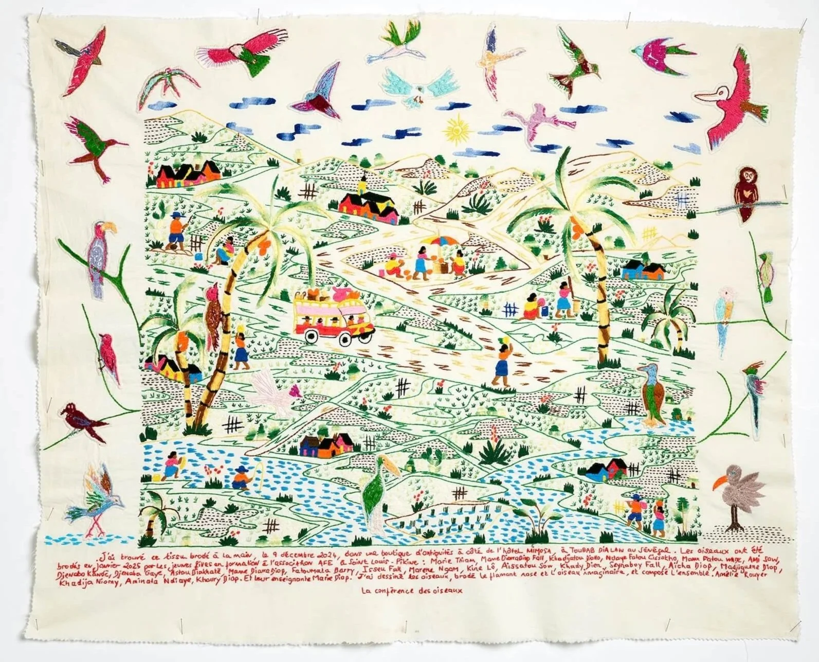 'La conférence des oiseaux' pièce en coton brodée, conçue par Amélie Rouyer, réalisation collective avec les jeunes filles de l'association Action Femme Enfant et leur enseignante Marie Diop à Saint-Louis-du-Sénégal.