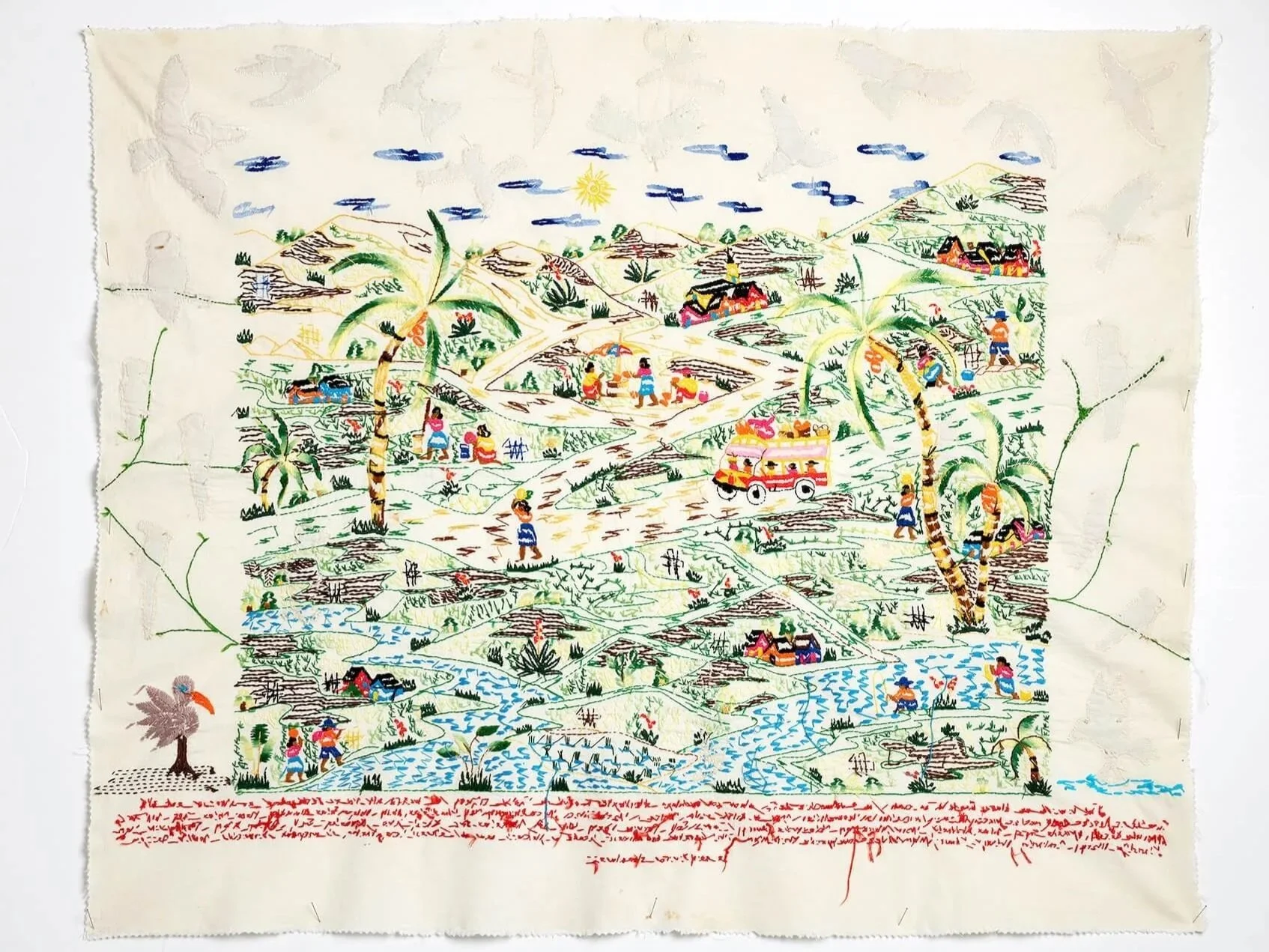 Vue de l'envers de 'La conférence des oiseaux' pièce en coton brodée, conçue par Amélie Rouyer, réalisation collective avec les jeunes filles de l'association Action Femme Enfant et leur enseignante Marie Diop à Saint-Louis-du-Sénégal.