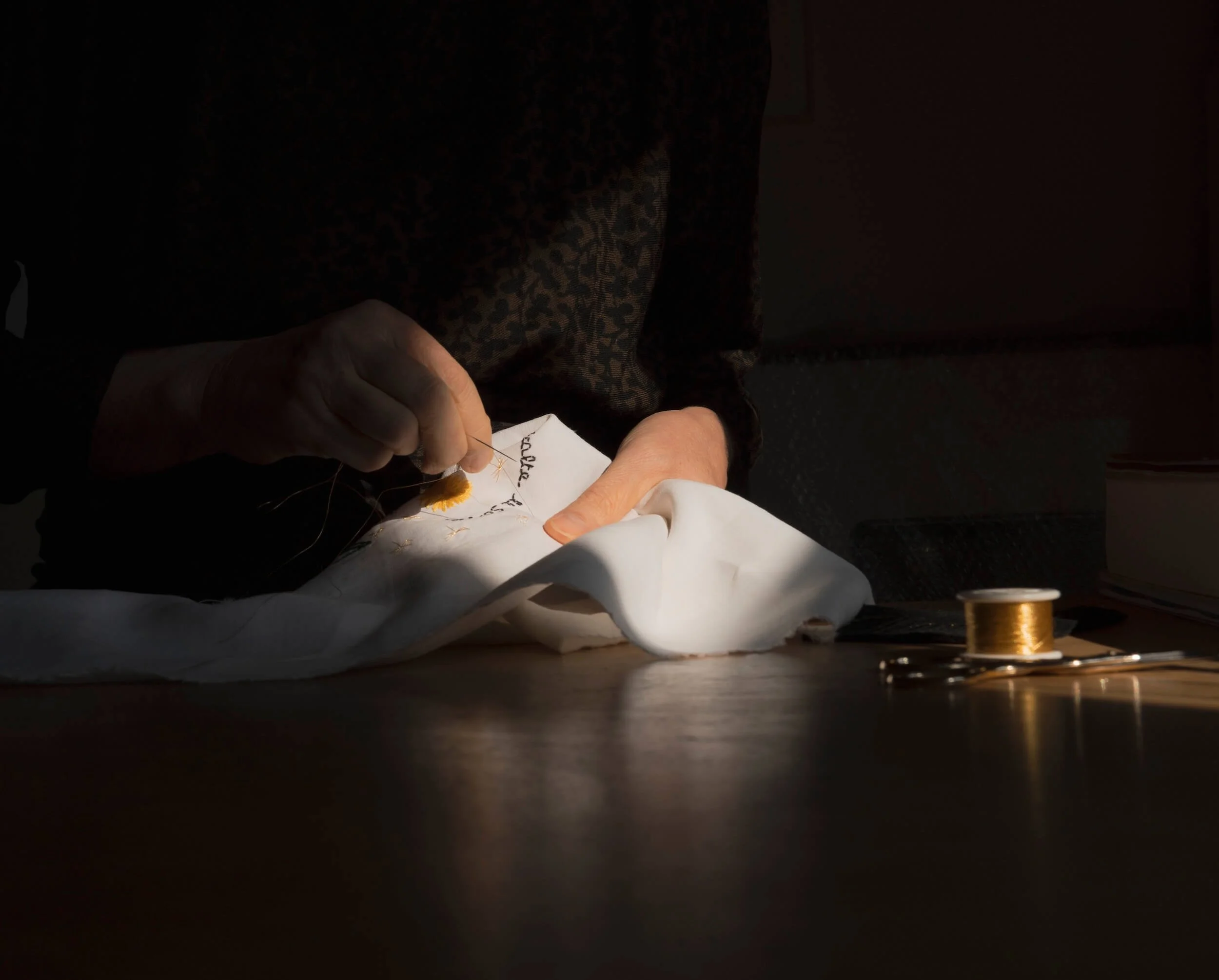 Réparation de vêtements avec la broderie et les traditions populaires.