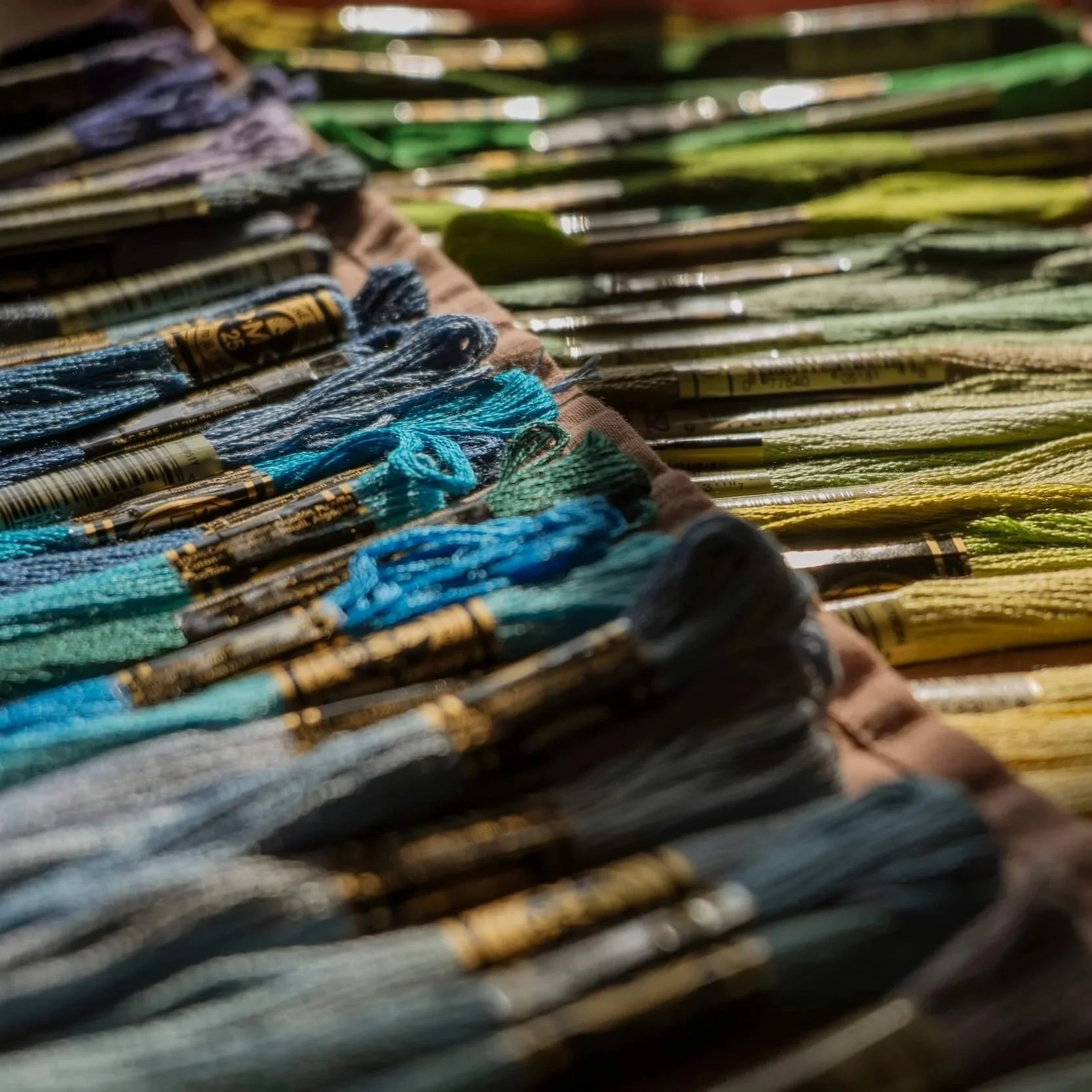 La broderie terrain d'expression artistique infini avec une multiplicité de couleurs et de matières.