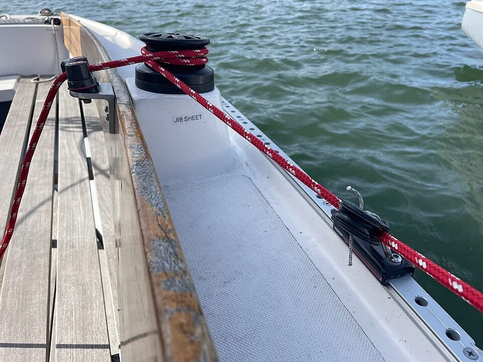 Fairlead_to_winch_on_sailboat.jpg