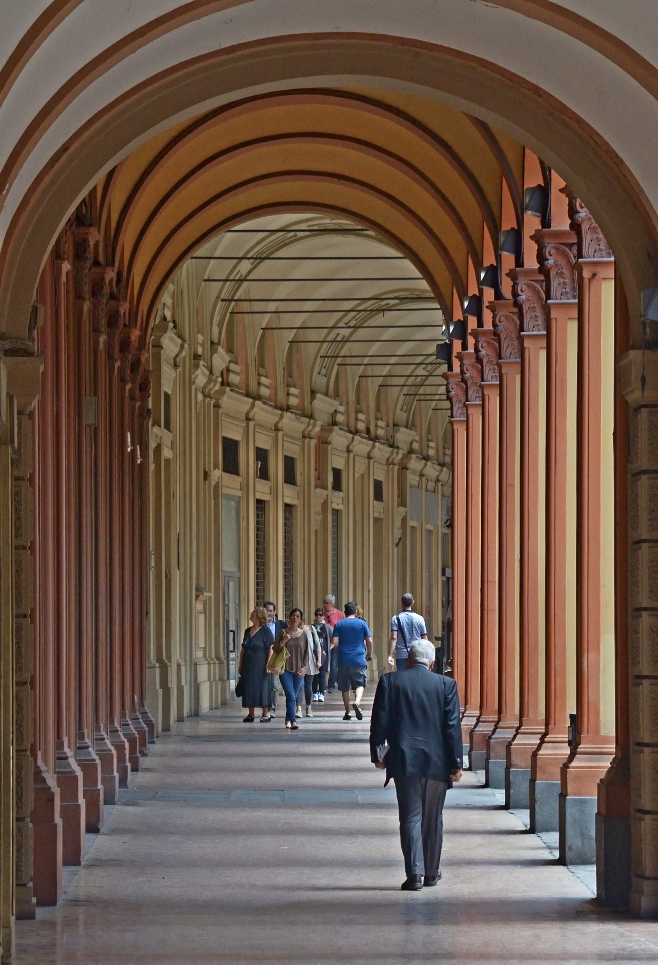Arcades_in_Bologna._Italy.jpg