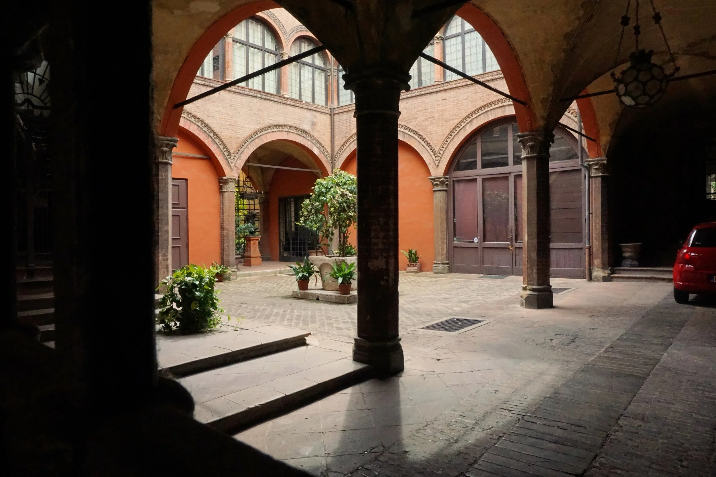 Bologna,_courtyard_of_Via_Castiglione.jpg