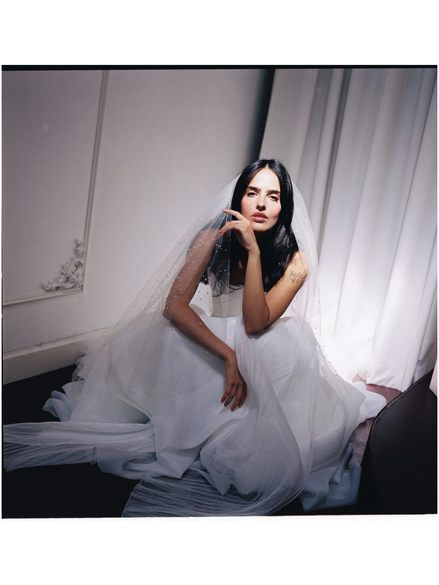 For the bride looking for something less expected 🎞️

Shot on film @emmadelreyphoto 
Bouquet @taguara.studio 
Bride @gabylaverde 
Inside @littlerosechapel 

-

#bridalfashion #bridalinspiration #vintage #shotonfilm #weddingchapel