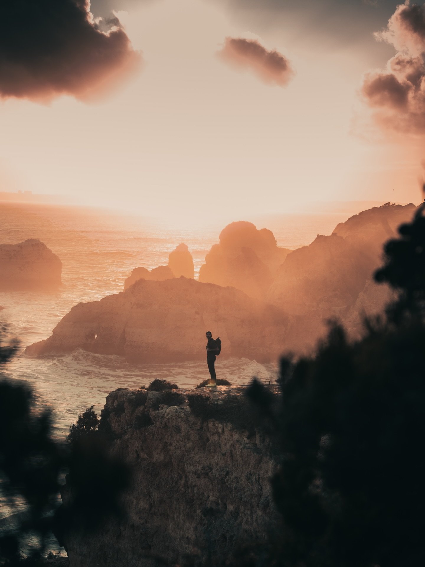 2025 se va despacio, sigiloso, casi en silencio, como esos a&ntilde;os que no hacen ruido pero dejan huella.
Ha sido un a&ntilde;o de transici&oacute;n, de pausas necesarias, de aprendizajes y reflexiones profundas. Mirando atr&aacute;s, quiz&aacute;