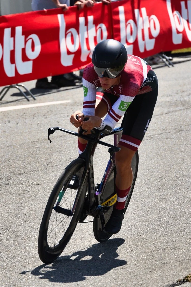Dana Rožlapa racing a time trial in the Latvian national champion's kit