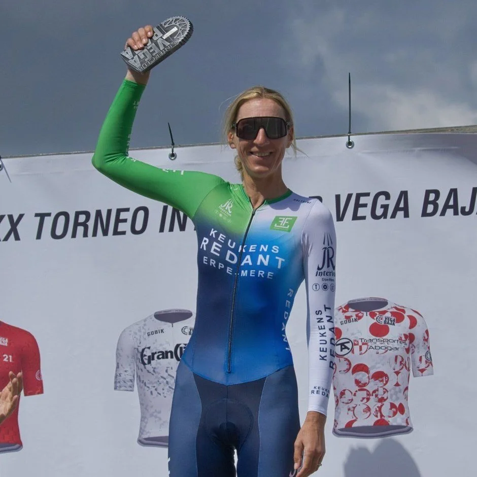 Dana Rožlapa raising her trophy on the podium at Vega Baja 2025