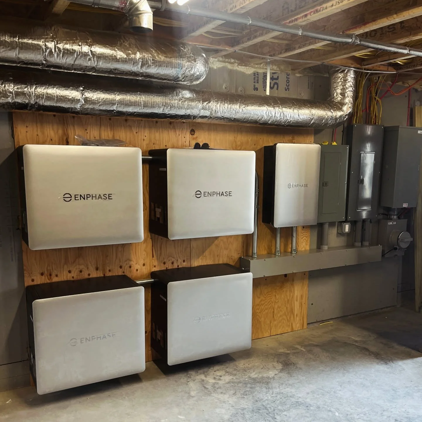 Did you know that you can sign up for a double lease through GMP's ESS Program. This house in Arlington will be fully backed up no matter what the Vermont weather throws at it. 

#enphase #enphase10c #battery #batterybackup  #greenenergy
