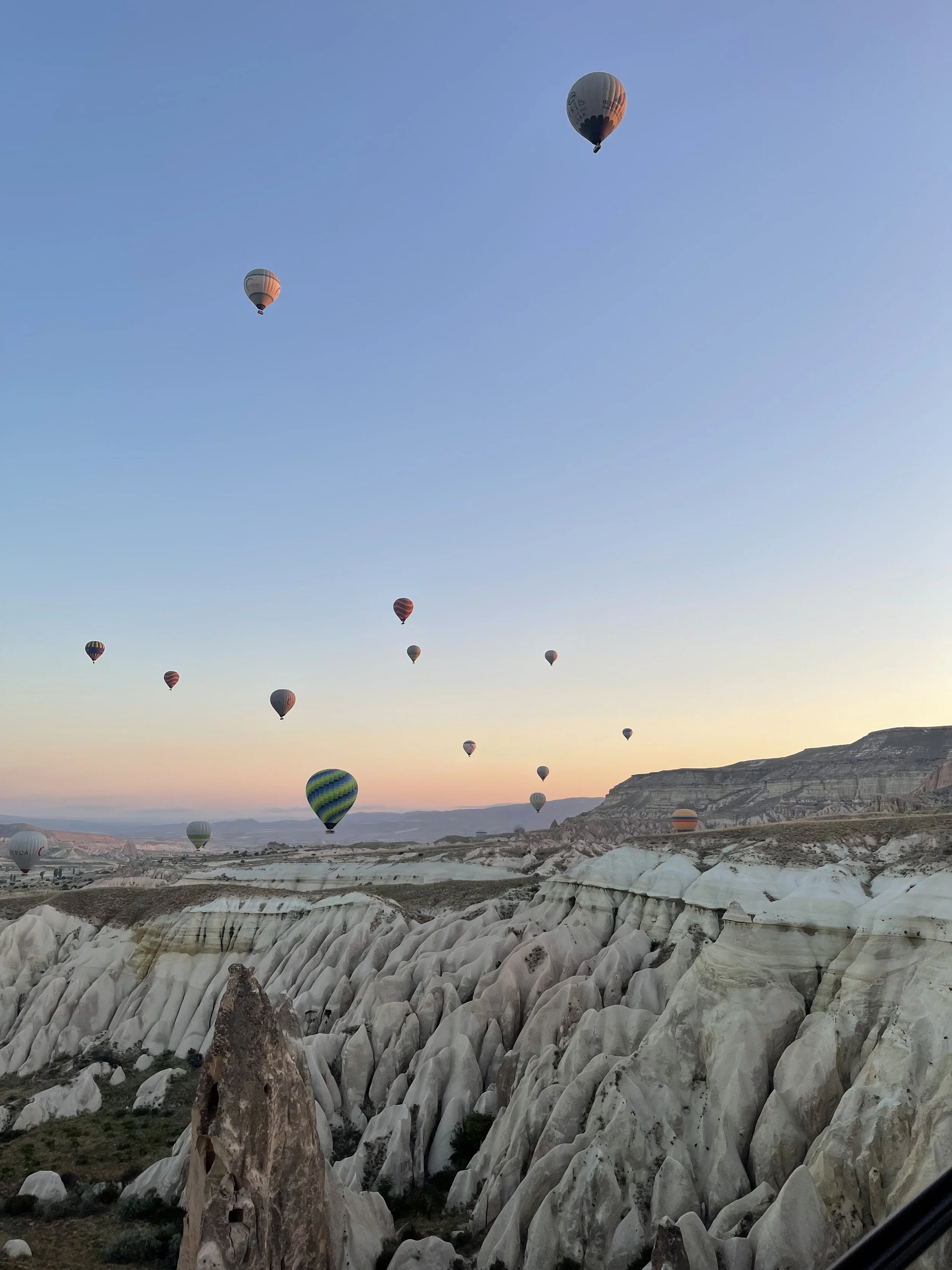 Inspirerende zonsondergang met luchtballonnen – symbool voor persoonlijke groei en nieuwe perspectieven.