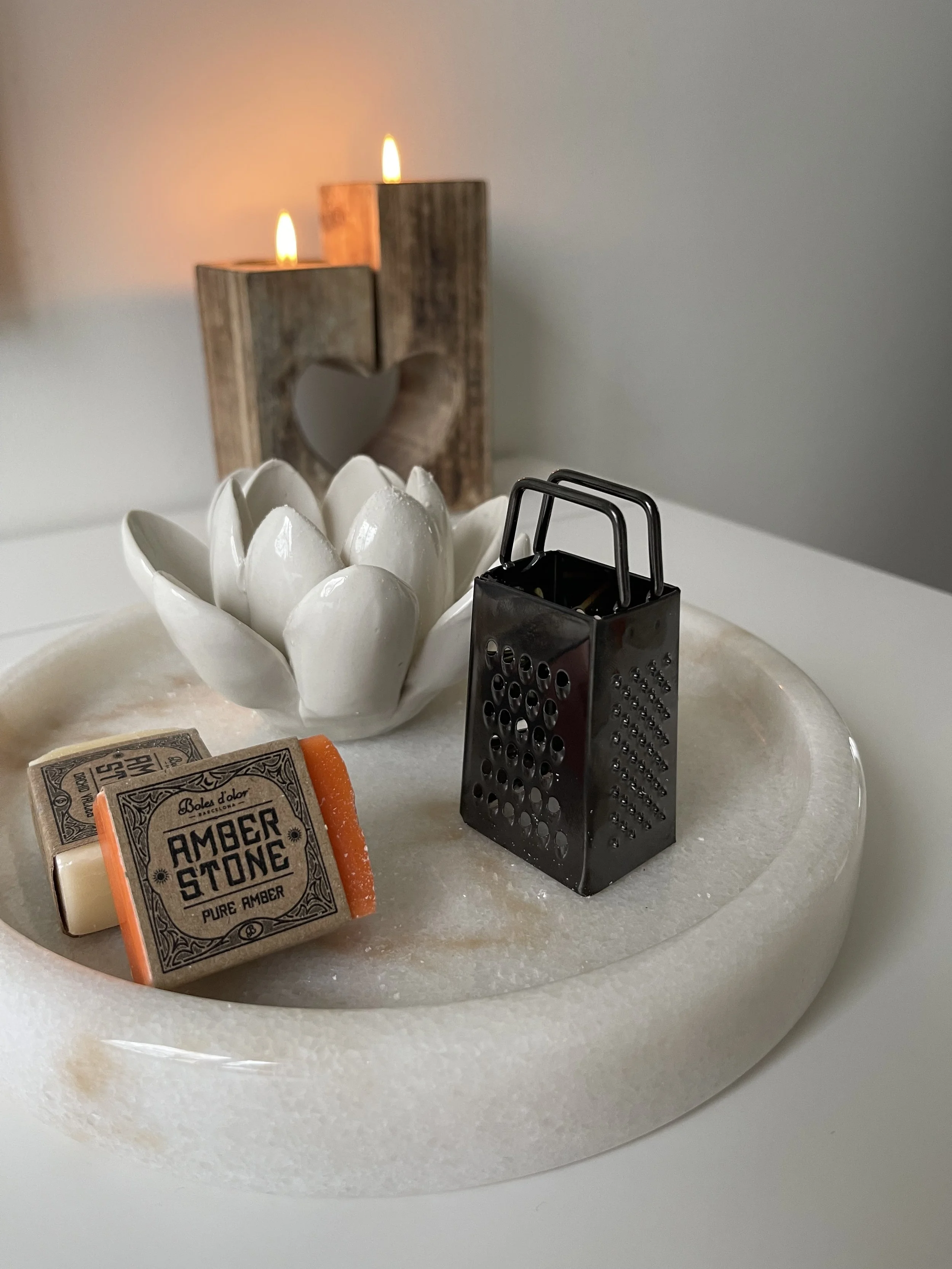 Rustgevende setting met kaarsen en lotus – symboliseert ontspanning en zelfzorg bij Melâmi Coaching.