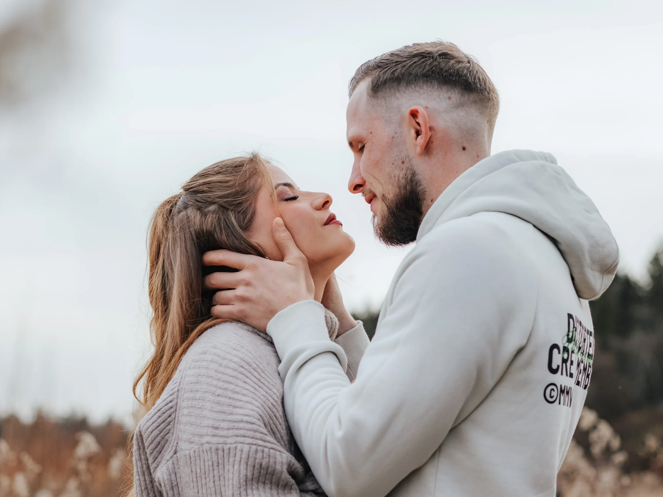 Romantisches Verlobungsshooting – Paar nah und emotional in Geretsried - fotografiert von Fotografin Vivian Bergmann