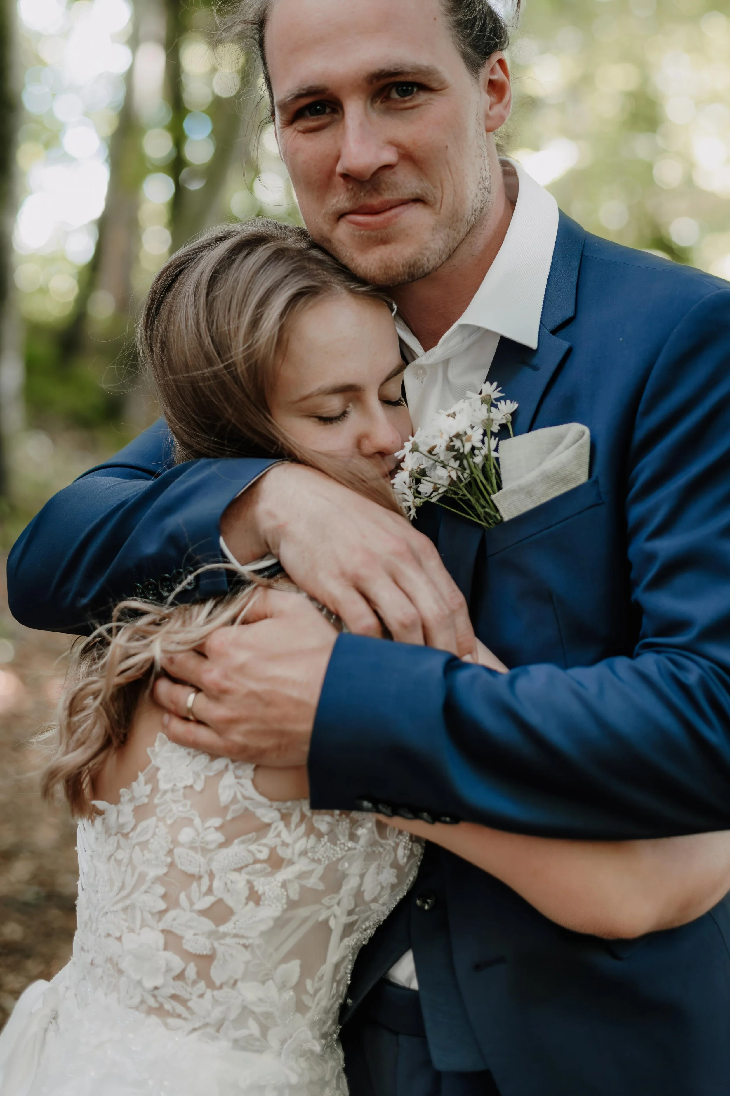 Emotionale Hochzeitsreportage in Herrsching am Ammersee – verliebtes Brautpaar in inniger Umarmung fotografiert von Vivian Bergmann“