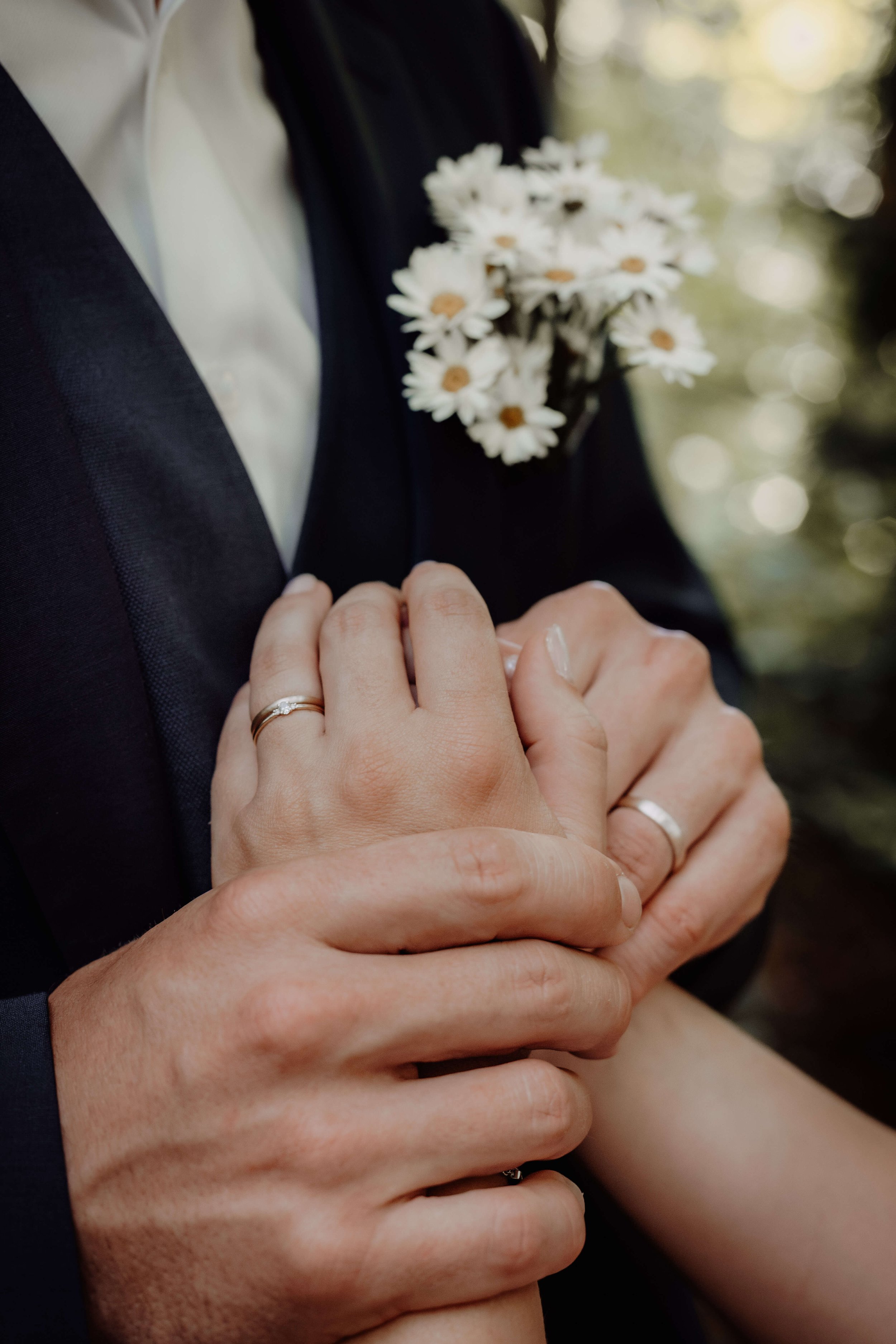 hochzeitsreportage-nahaufnahme-haende-ringe.jpg
