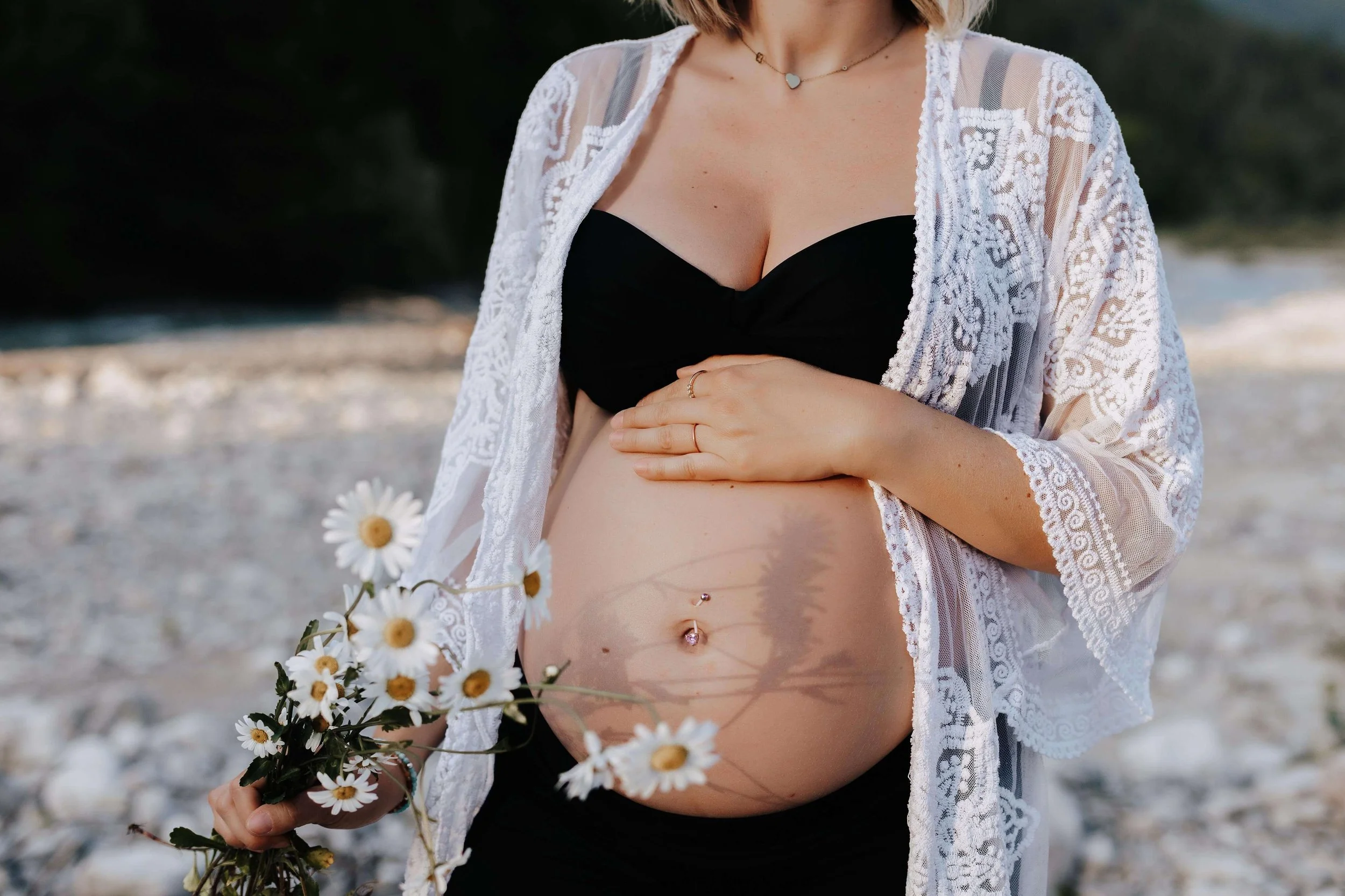 schwangerschaftsshooting-nahaufnahme-bauch-blumen-natur-lenggries.jpeg
