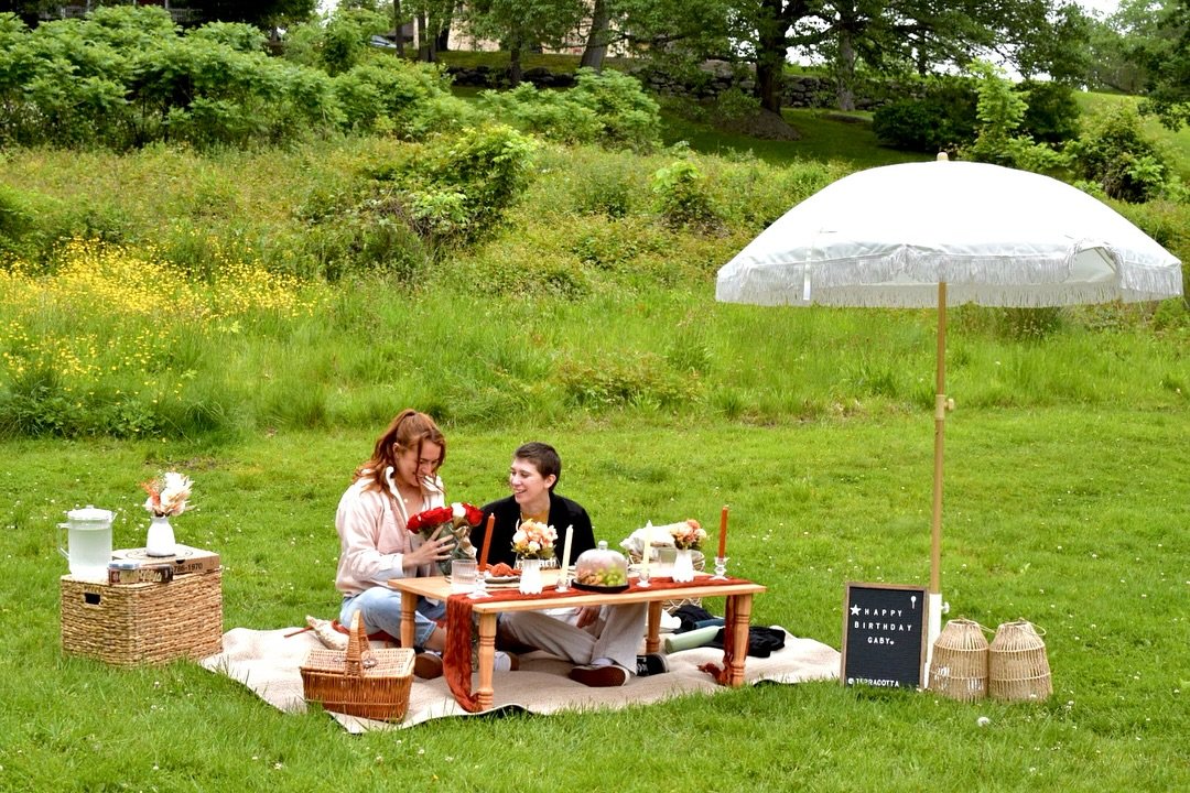Looking for the most romantic way to celebrate you significant other birthday? 
A luxury picnic is a great idea! 🧡

Our friends enjoyed their time in this beautiful park, with the lake view and surrounded by beautiful trees and nature.
