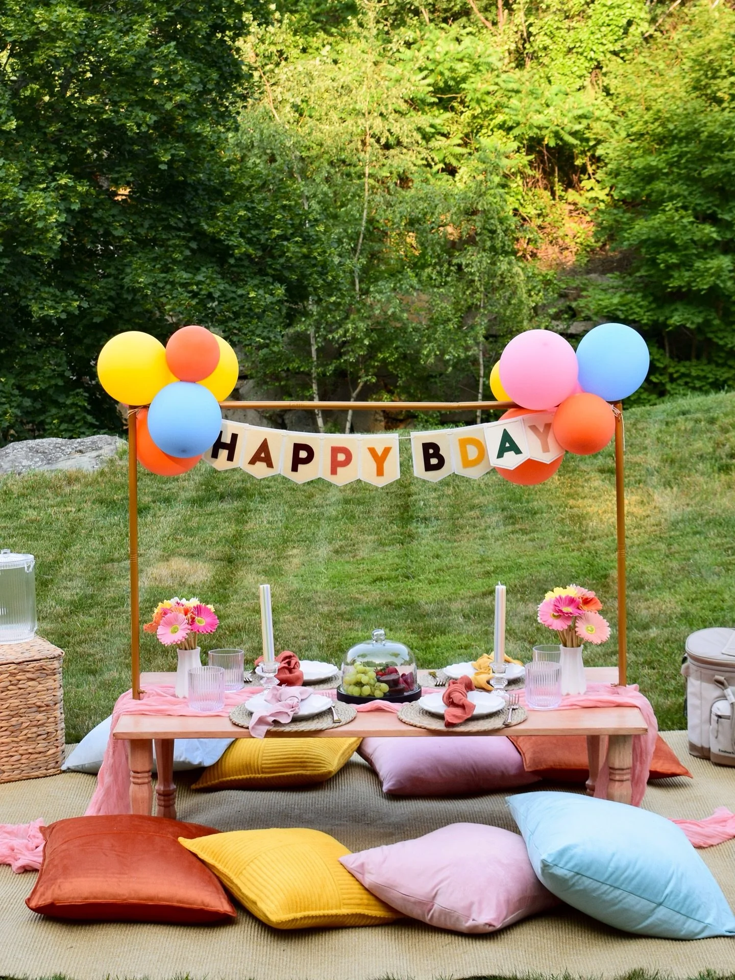 Looking for he best way to celebrate your birthday? We got you! 
There is no better way than enjoying the outdoors with your best friends, delicious food and a magical set up!