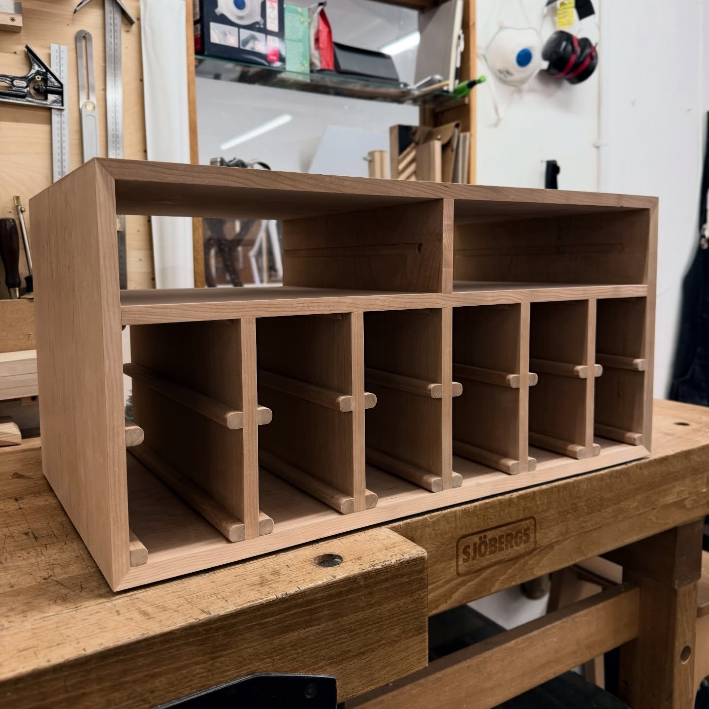 Next project in the works! A big leap forwards from the bedside table I recently finished, both in terms of size and complexity. Looking forward to sharing more progress as it comes together.
.
.
.
.
.
.
.
#woodworking #woodwork #finefurniture #furni