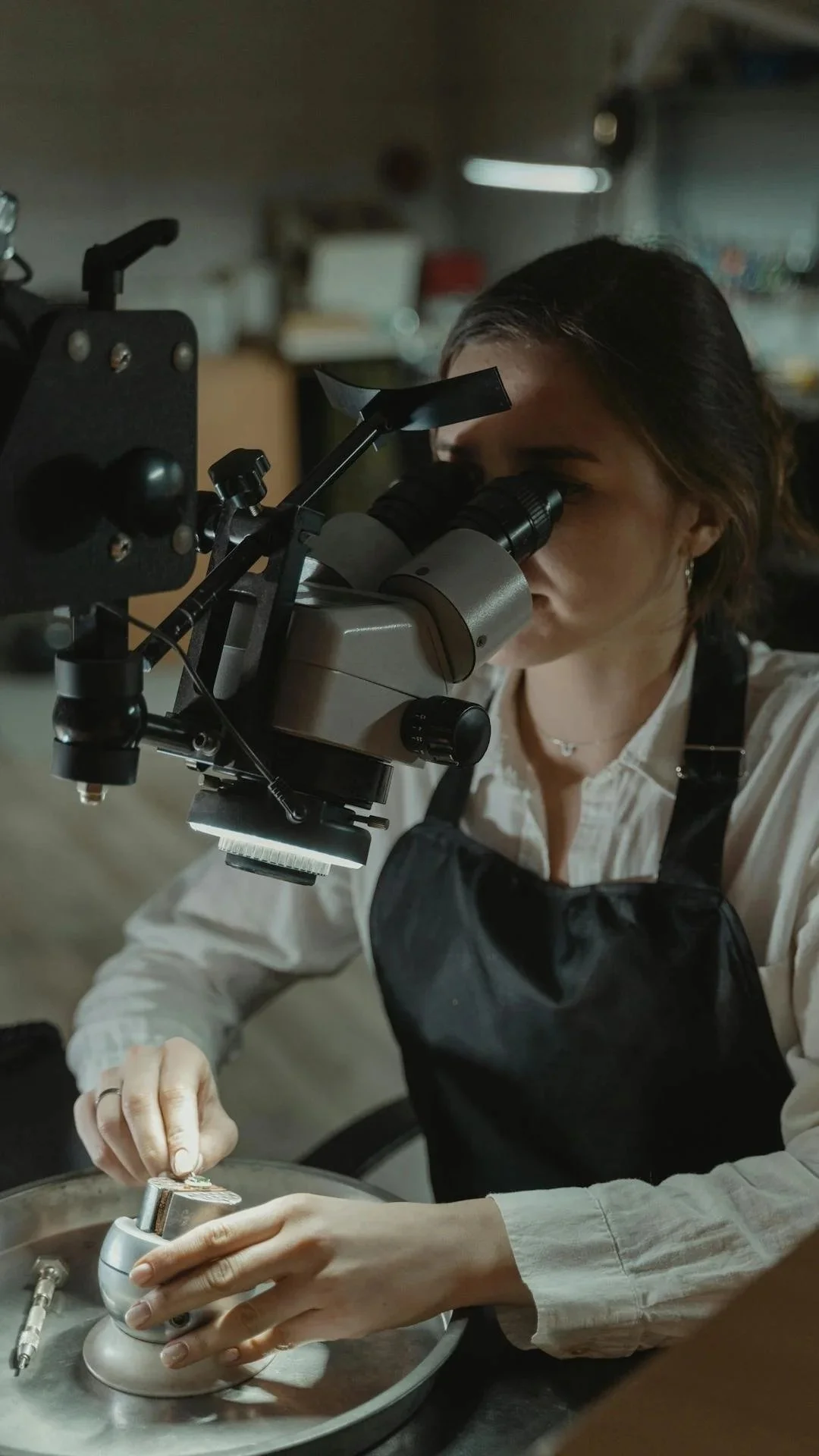 Joaillière travaillant à son atelier