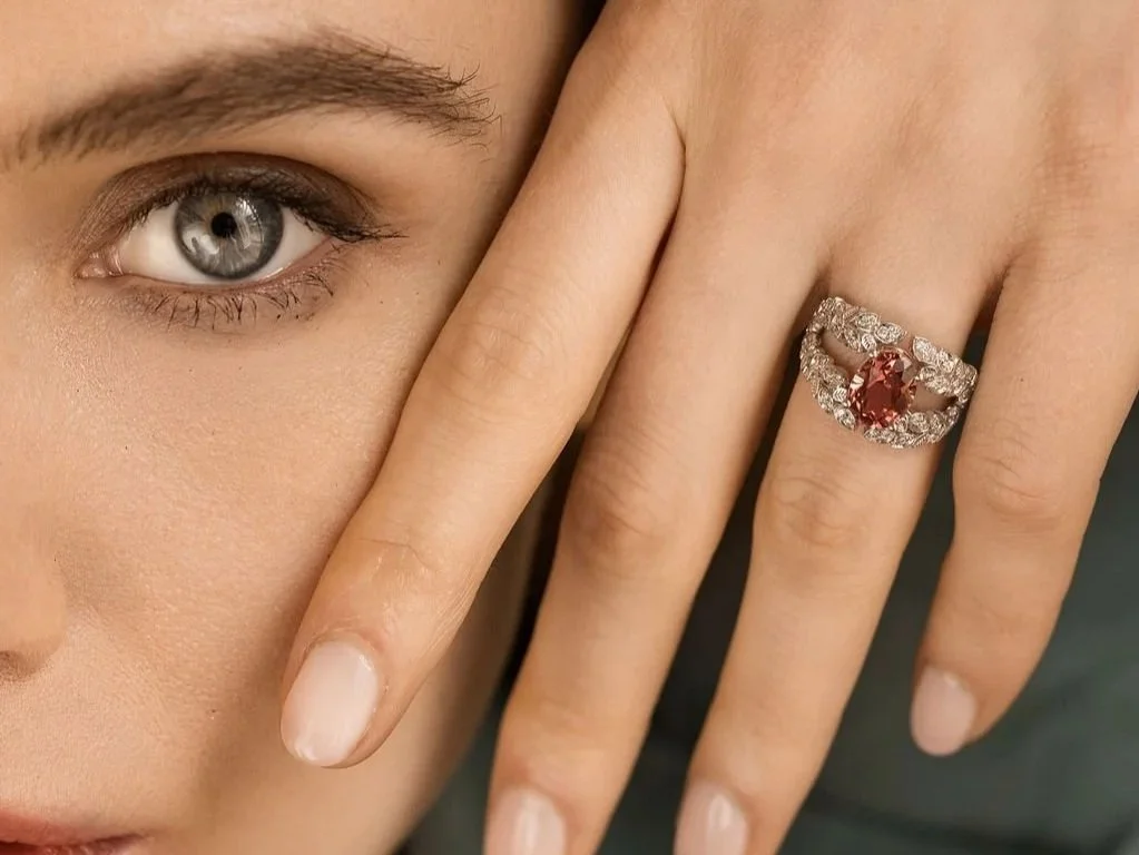 oeil et main d'une mannequin portant une bague de la maison O Marès