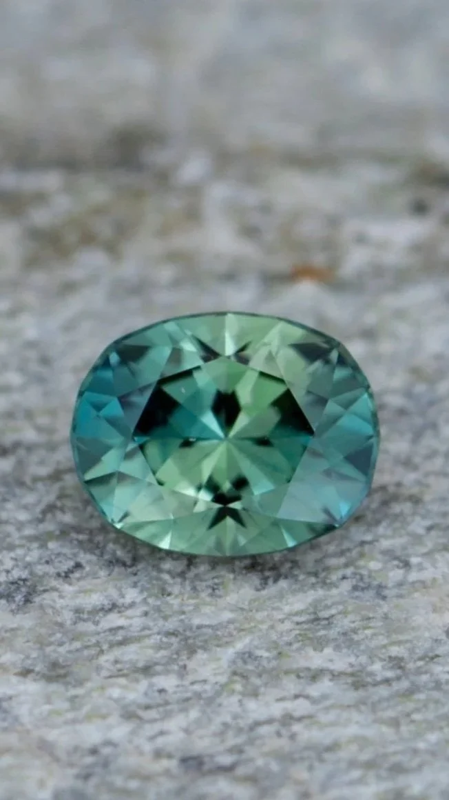 gros plan sur un saphir teal de  la maison O Marès