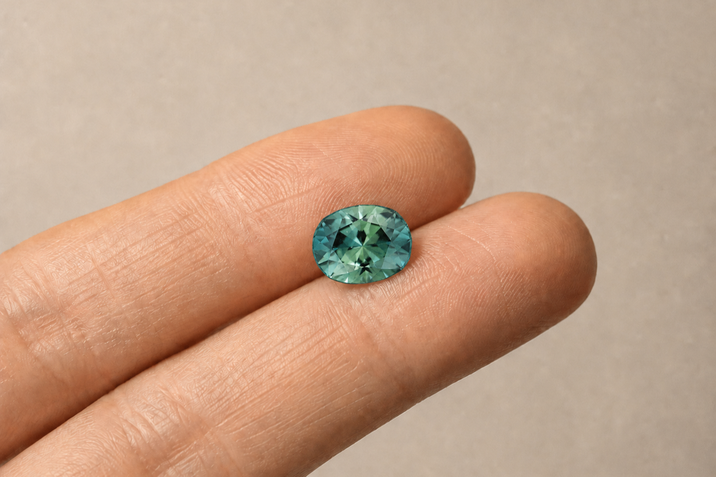 magnifique saphir bleu teal de la maison O Marès