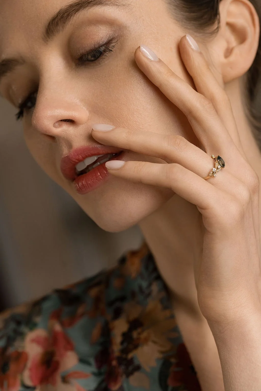 mannequin portant une bague de la maison O Marès