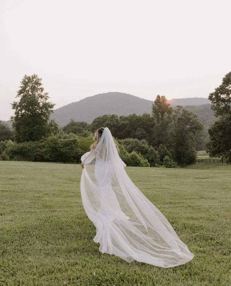 How to Choose a Wedding Dress That Suits Your Venue