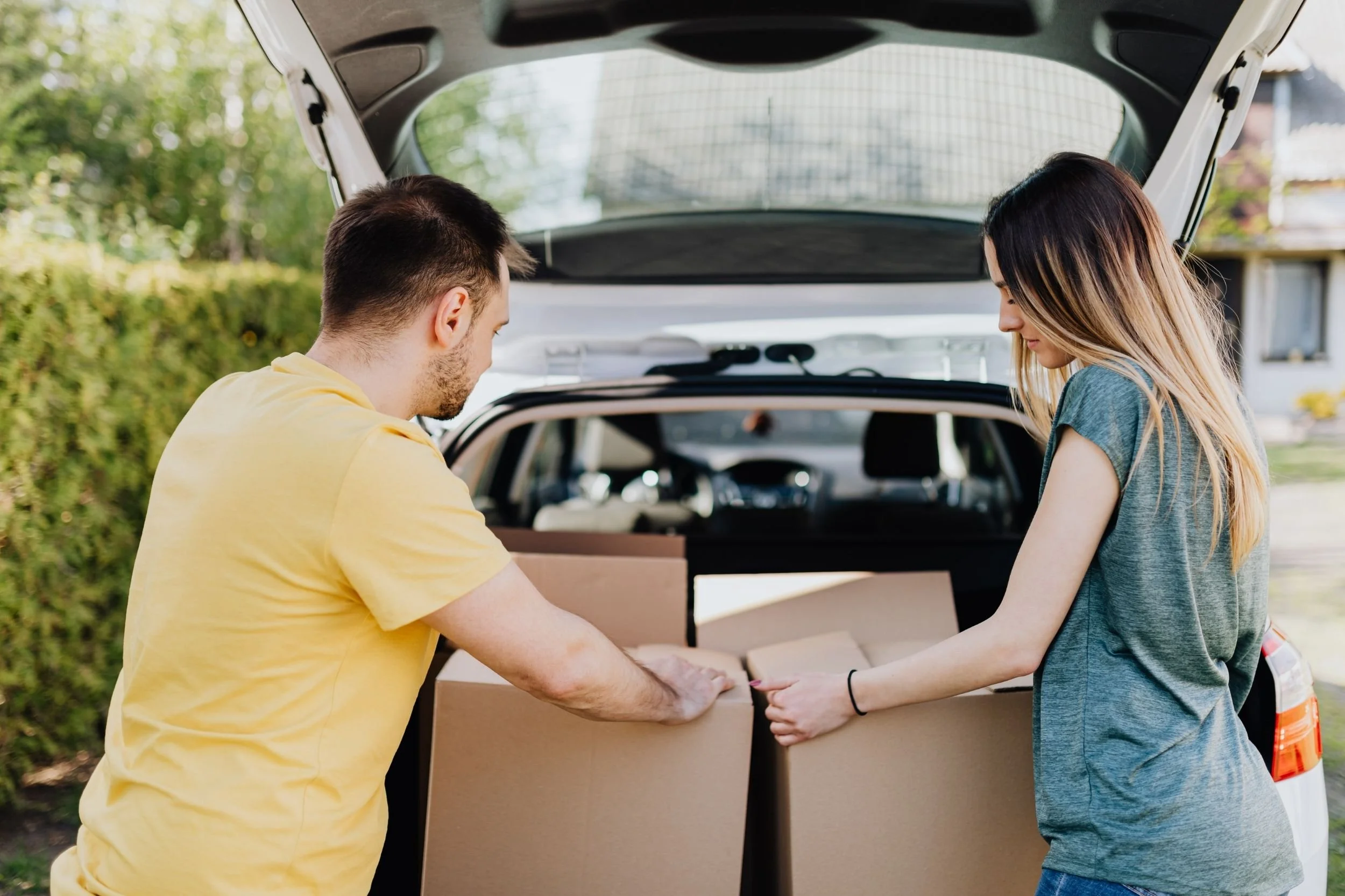 Divorcing couple loads car