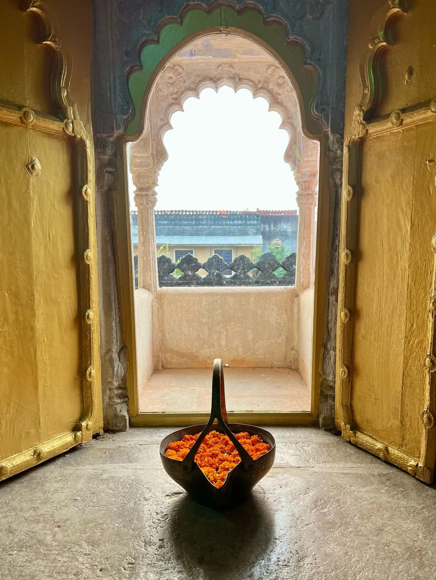 Doorways and arches. Obsessed.

#seraiwomen #coloursofindia #rajasthan #indiaphotography #womenwhotravel #solowomentravel