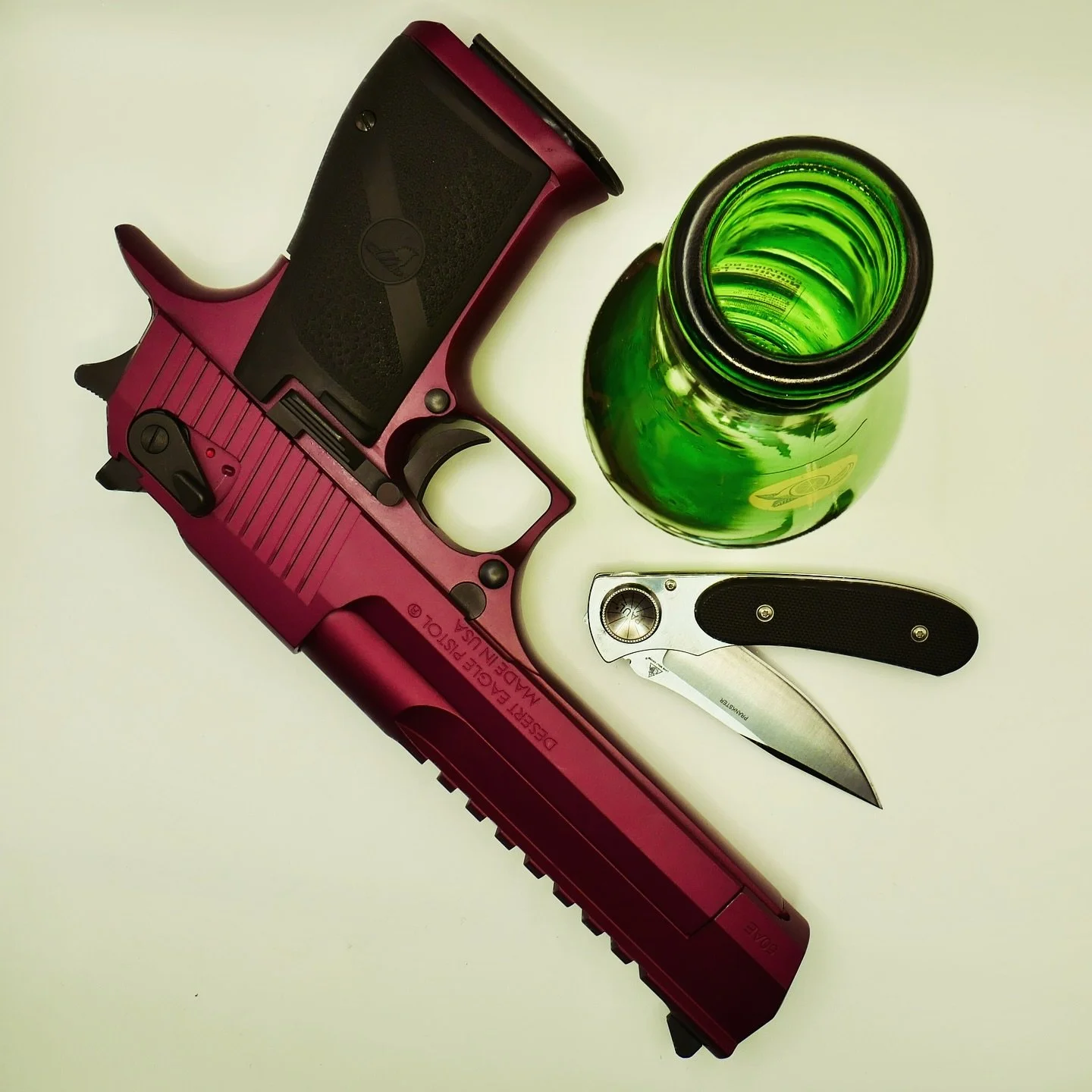 Diversify your vibes. 🦅🌴
Little plum @magnumresearchinc, Desert Eagle 50. Some @chrisreeveknives and LoneWolf accessorizing, plus a @topochicousa to kick off the week. I
📸 @yourmomsbetterson
#vibes #deserteagle #magnumresearchinc #bellevueind