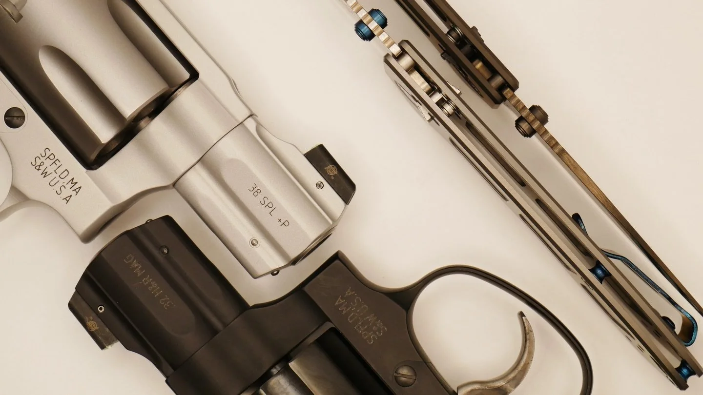 Inside you are two @smithandwessoninc &amp; @benchmadeknifecompany EDC combos. They&rsquo;re both sick, pick one.

Pictured are 2 variations of the S&amp;W Ultra Carry series and 2 variations of the Benchmade Mini Narrows. Both Light weight both beau