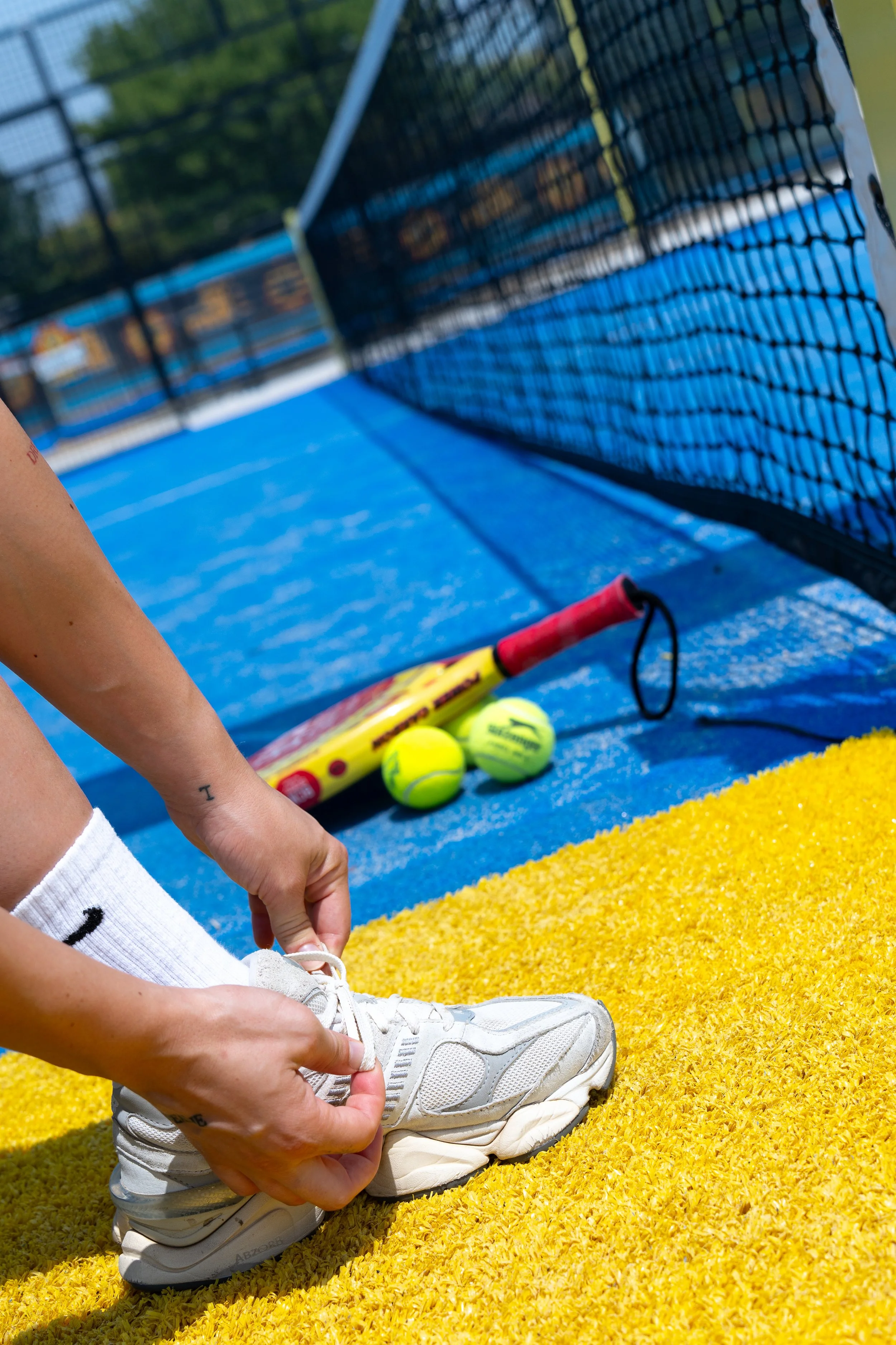 Learn to play padel ball. Groups of 4