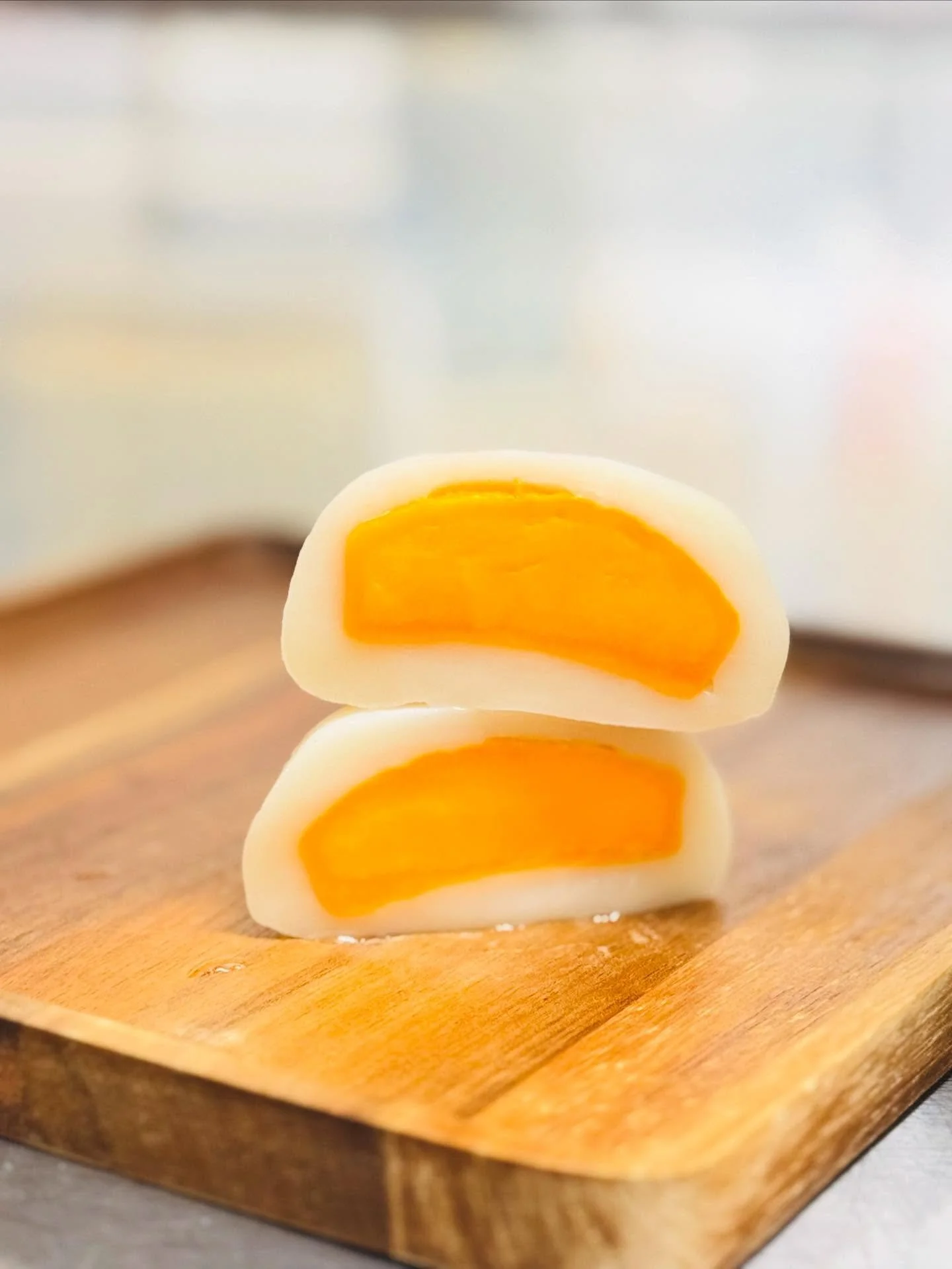 🥭 Just one mango yields only two pieces of our mango mochi. We cut the center&mdash;where it&rsquo;s the thickest and sweetest&mdash;so every bite is extra juicy. No wonder it&rsquo;s our all-time best seller during mango season. 💛

#Lomichi #Mochi