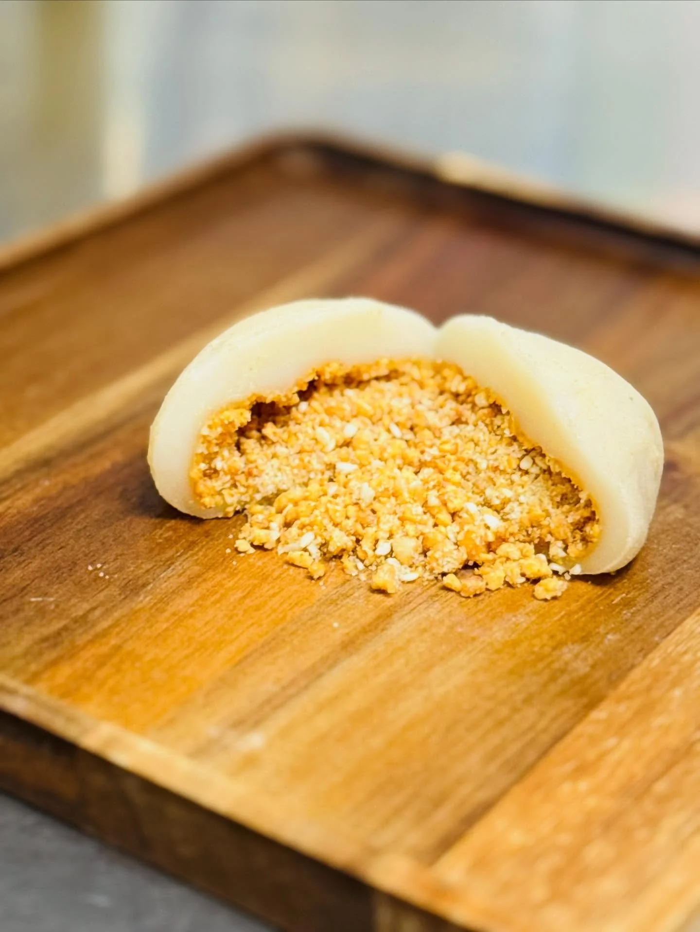 Crushed peanut. Sugar granules. Roasted white sesame. Mochi perfected in every delicate bite.

#Lomichi #Mochi #AsianDessert #SugarLand
#LomichiDesserts #AsianInspiredDesserts #HandcraftedDessert #SweetEscape #DessertLovers #HoustonEats #SoftAndChewy