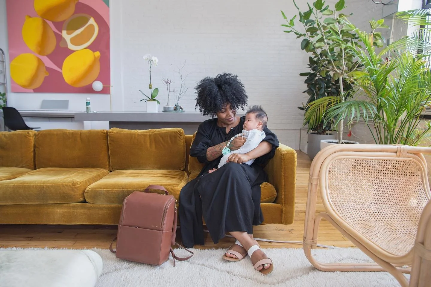 Some more of my favorites from the @k.a.e.i.u diaper bag shoot this past summer. The space was so dreamy; there was plenty of natural light, plants galore and very cool decor. 🍋