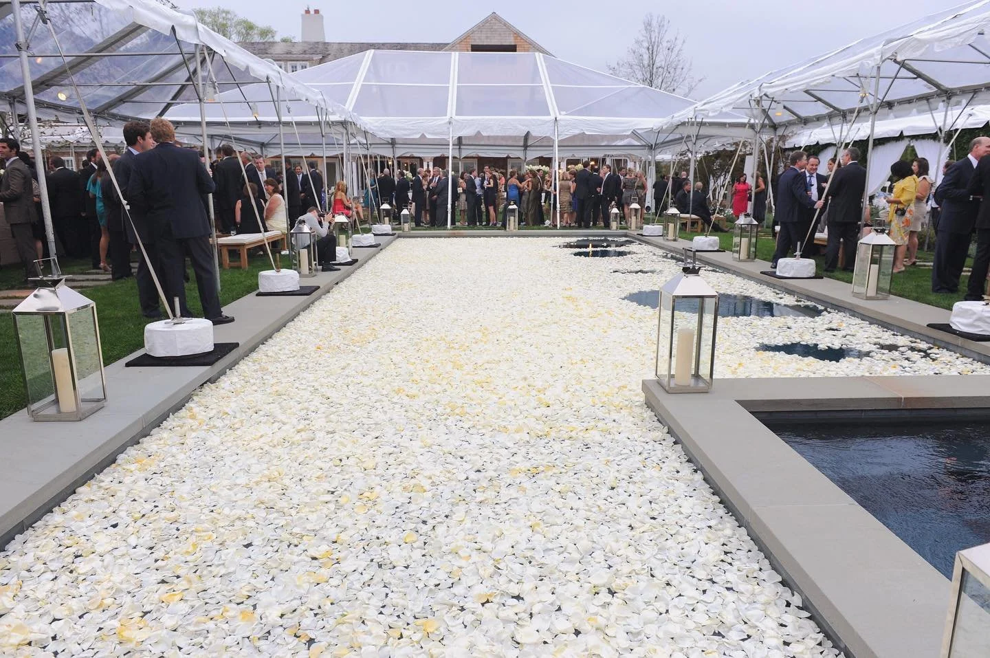 Cocktail hour at Chris &amp; Katie&rsquo;s wedding in the Hamptons. Loved this gorgeous flower petal filled pool! 😍⁣
⁣
Event design by @raulavilainc