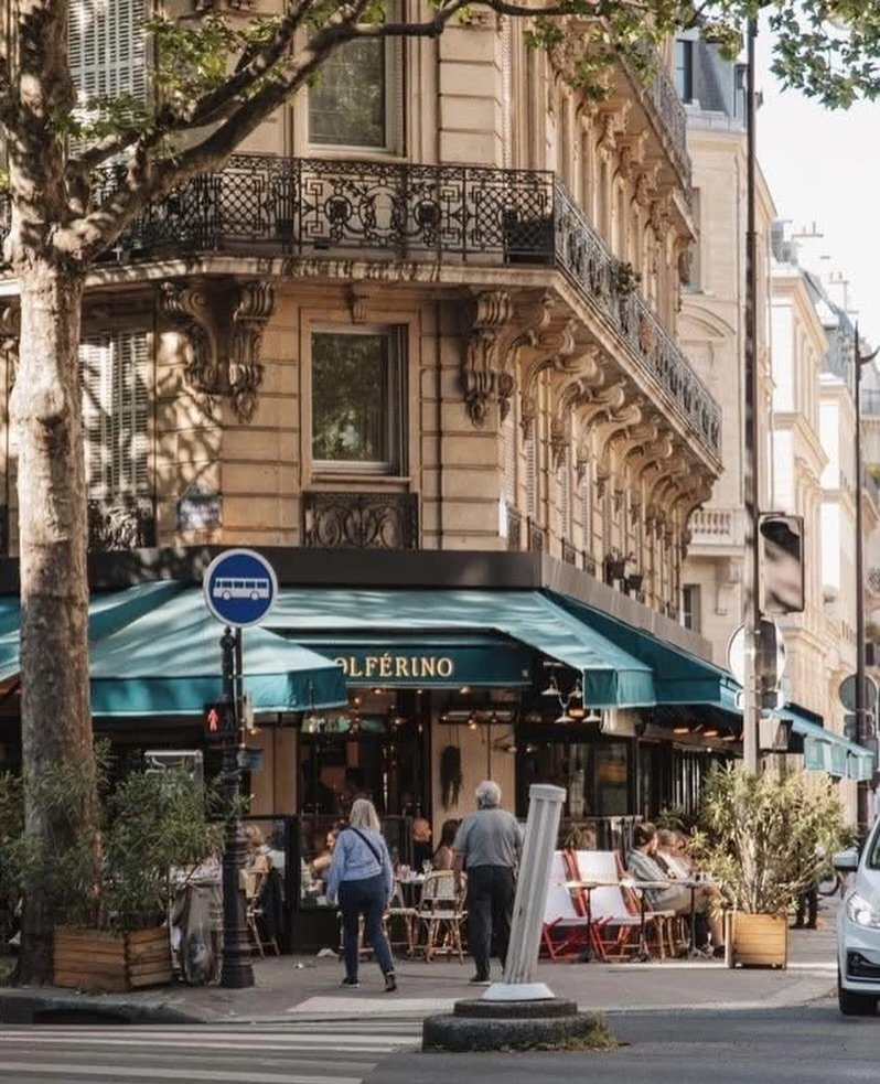 Mesas de terraza, toldo verde y un ambiente parisino cl&aacute;sico: Solf&eacute;rino (7.&ordm;) se encuentra junto al Museo de Orsay, perfecto para un descanso en el Boulevard Saint-Germain.

📷@newoldeurope