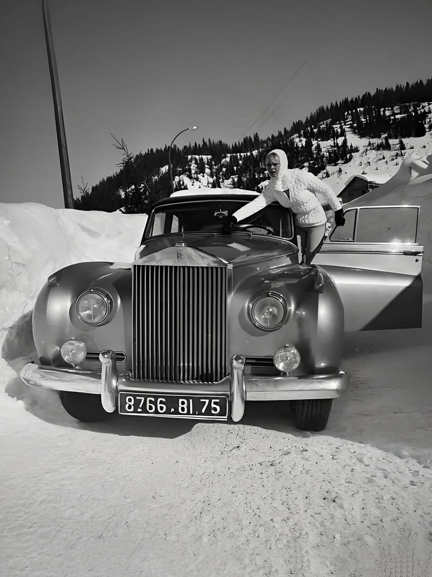 La actriz francesa Brigitte Bardot con su Rolls Royce Silver Cloud II 1962 de H.J. Mulliner camino a su casa de vacaciones en los Alpes franceses en 1966.