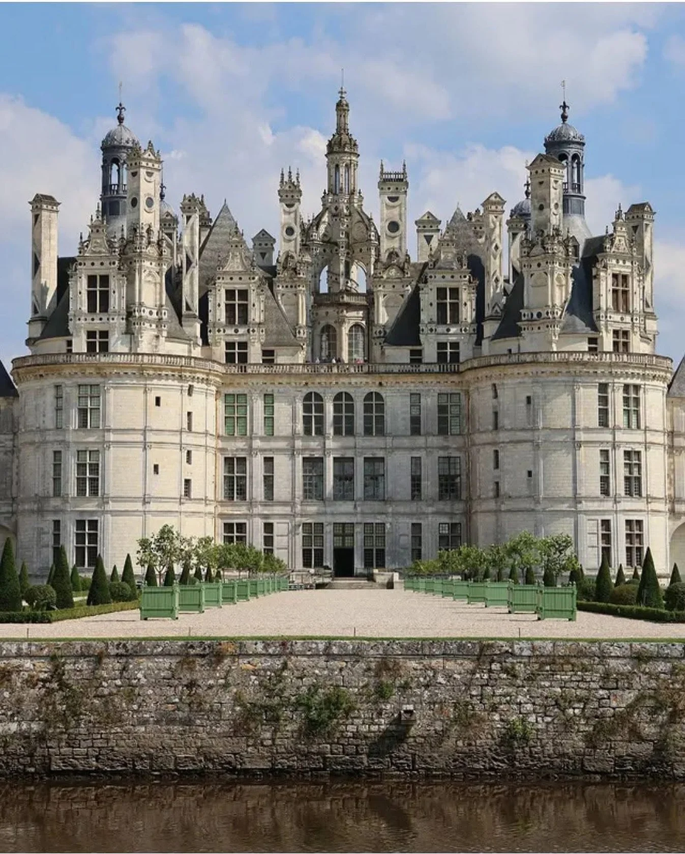 El Castillo de Chambord es el m&aacute;s grande y extravagante de los castillos del Valle del Loira. Su construcci&oacute;n se inici&oacute; en 1519 bajo Francisco I, quien deseaba un pabell&oacute;n de caza que tambi&eacute;n mostrara el poder de la