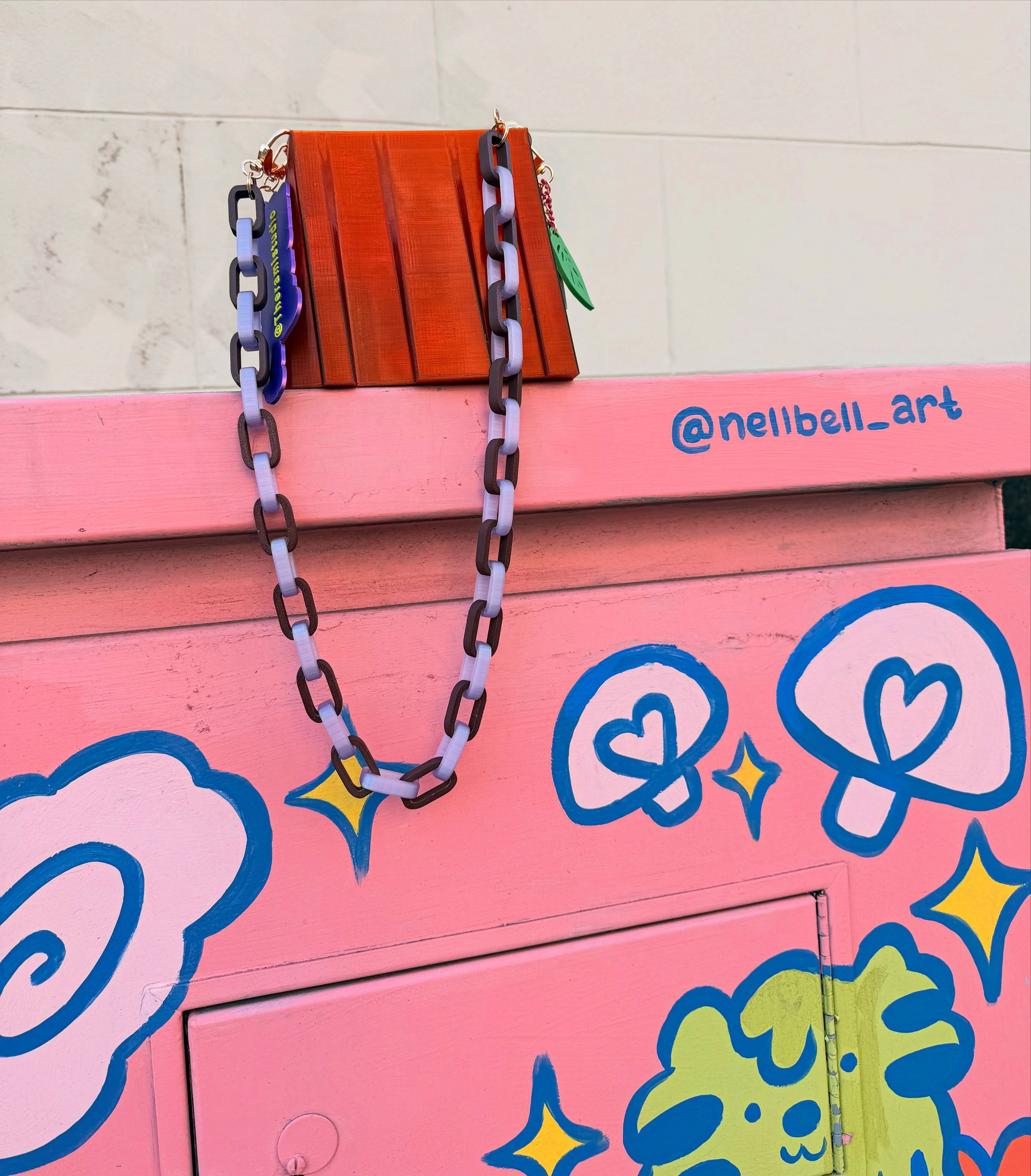 The Prism is all about finding magic in daily life ✨

Boston has so many little pockets of it, and this one by @nellbell_art felt perfect.

#wearableart #fashion #handbag #miamidesign #citymoments