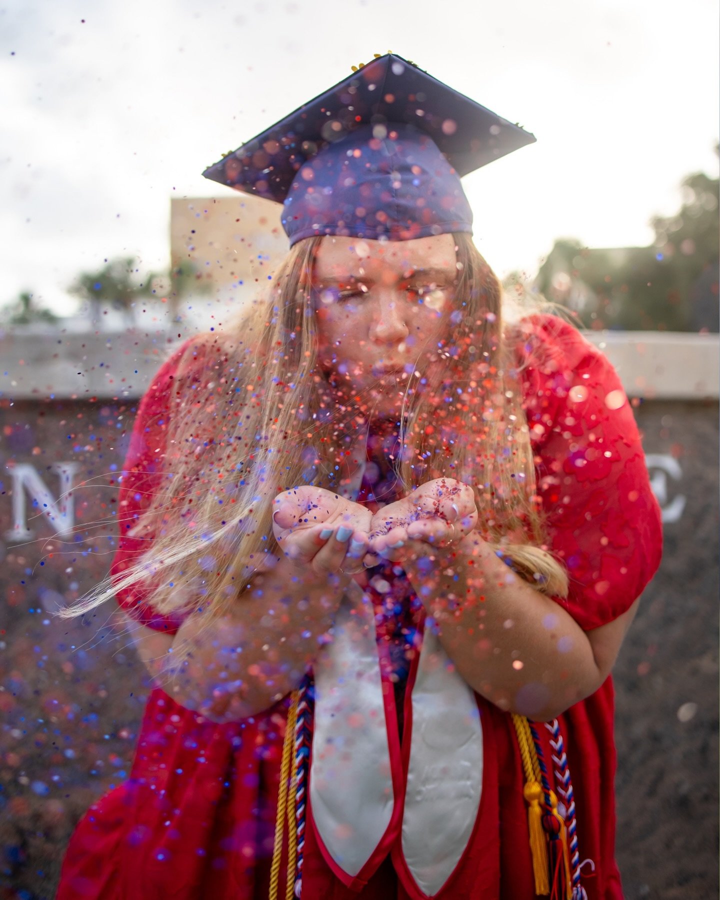 a little ✨sparkle ✨for the next chapter at Clemson @theelizabethserafin 

getting to photograph Ellie&rsquo;s graduation was so much fun. We listened to music and threw glitter around. What&rsquo;s better than that?! so proud of you queen I can&rsquo