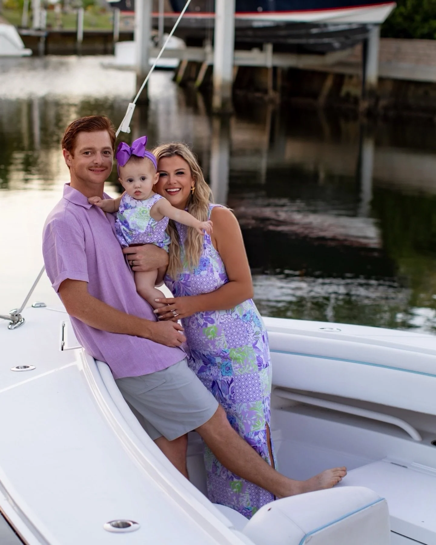 let&rsquo;s stay home 🧑&zwj;🧑&zwj;🧒🏡💛 

Sometimes the best place to take your pictures is right in your own backyard! I&rsquo;ve know @lauraannstan since high school and it was so great to see her again and her growing family. The weather was pe