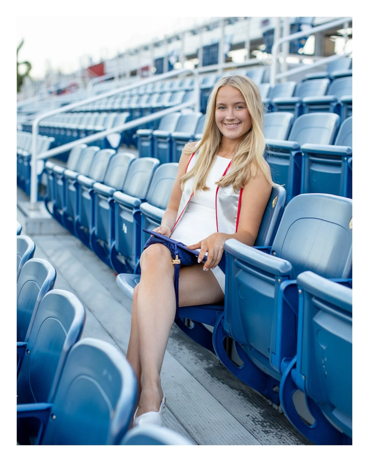 🗣️ last call for undergrad! 

Sometimes you just have so much fun on a shoot and you forget that you just met the person a few mins ago!! That&rsquo;s my goal for all shoots&hellip;especially graduates and meeting @lyndsieschmit did not disappoint! 