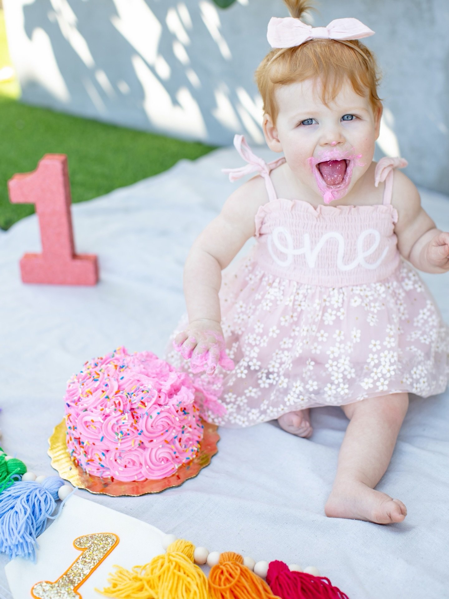 first birthday vibes!!!! 💖1️⃣🎂

I had an absolute blast at my first cake smash for Lily! She was soooo excited to dig into her cake and her sister was sitting behind watching us the whole time being such a good helper. Your girls are the absolute c