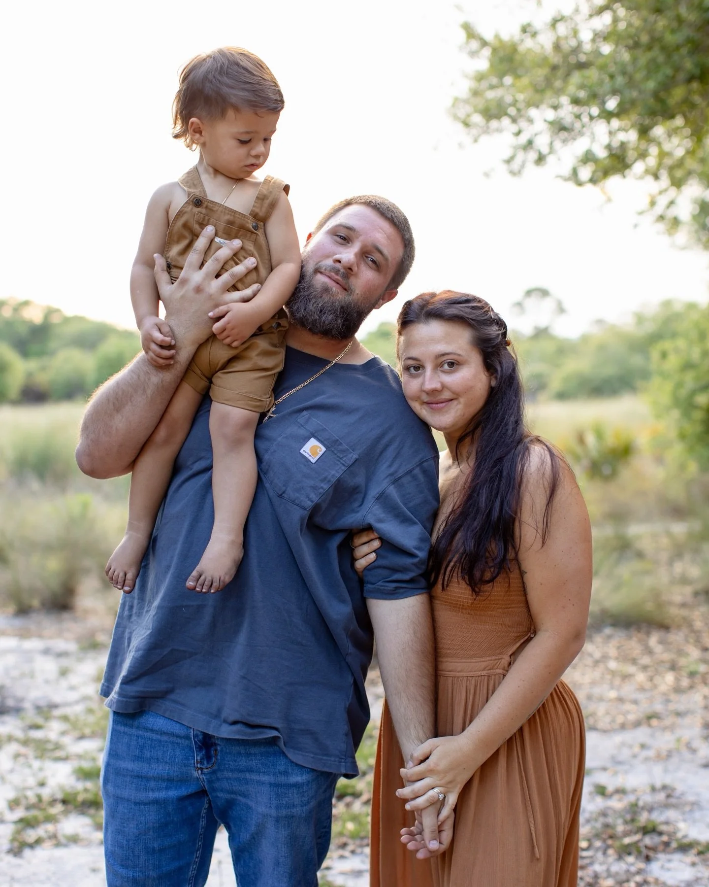 love lives here 🏡🧑&zwj;🧑&zwj;🧒 

@itsmommameg and @tyler_hrenick are my real life besties and it was so special taking their family pictures. They have both been in my life for so long and seeing their family together brings my heart so much happ