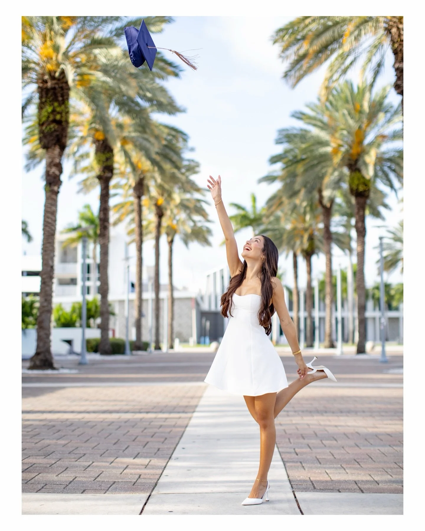 all worth it 🤍🎓

@sara.lunaaa you are AMAZING and I&rsquo;m so glad I got to capture these photos for you. This semester has been so special for me&hellip;meeting so many students graduating and it really is such a pivotal moment in your life. It m